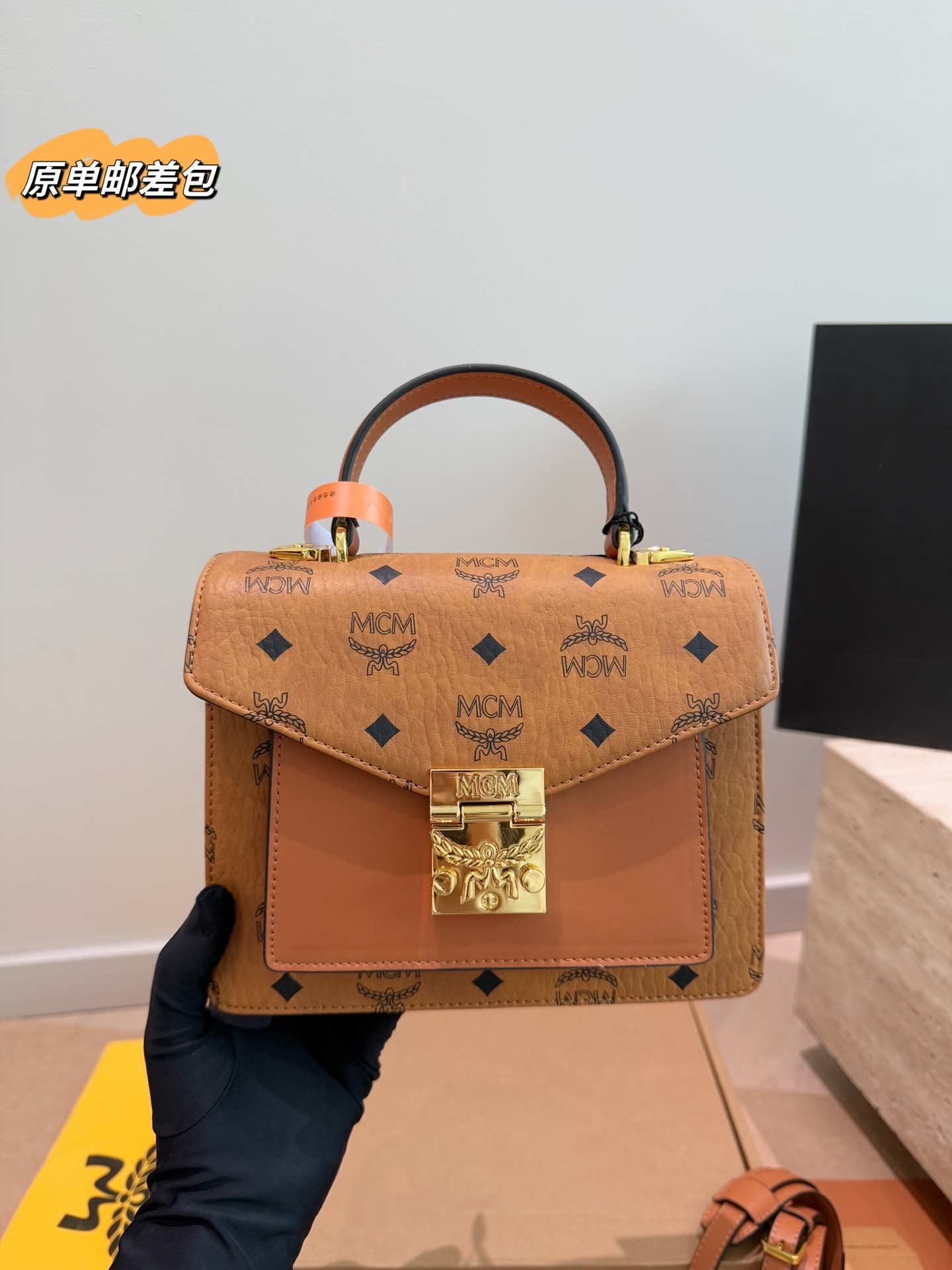 Bolso de mensajero MCM Patricia P165 con caja de avión, lona clásica Visetos con ribete de cuero coñac, candado de hoja…