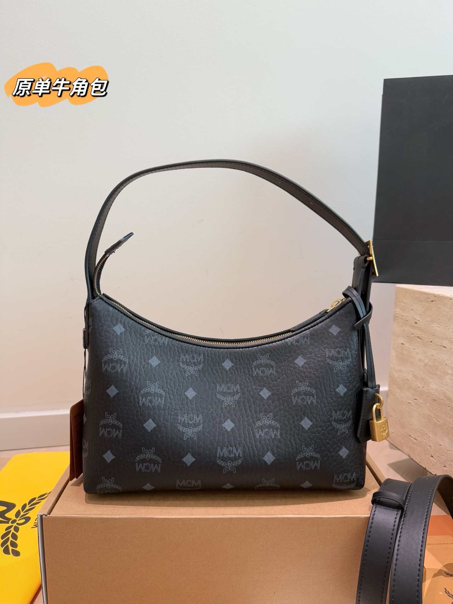 Bolso Hobo MCM Aren Visetos P165 con caja de avión, lona clásica Visetos con ribete de cuero marrón, estilo vintage y m…