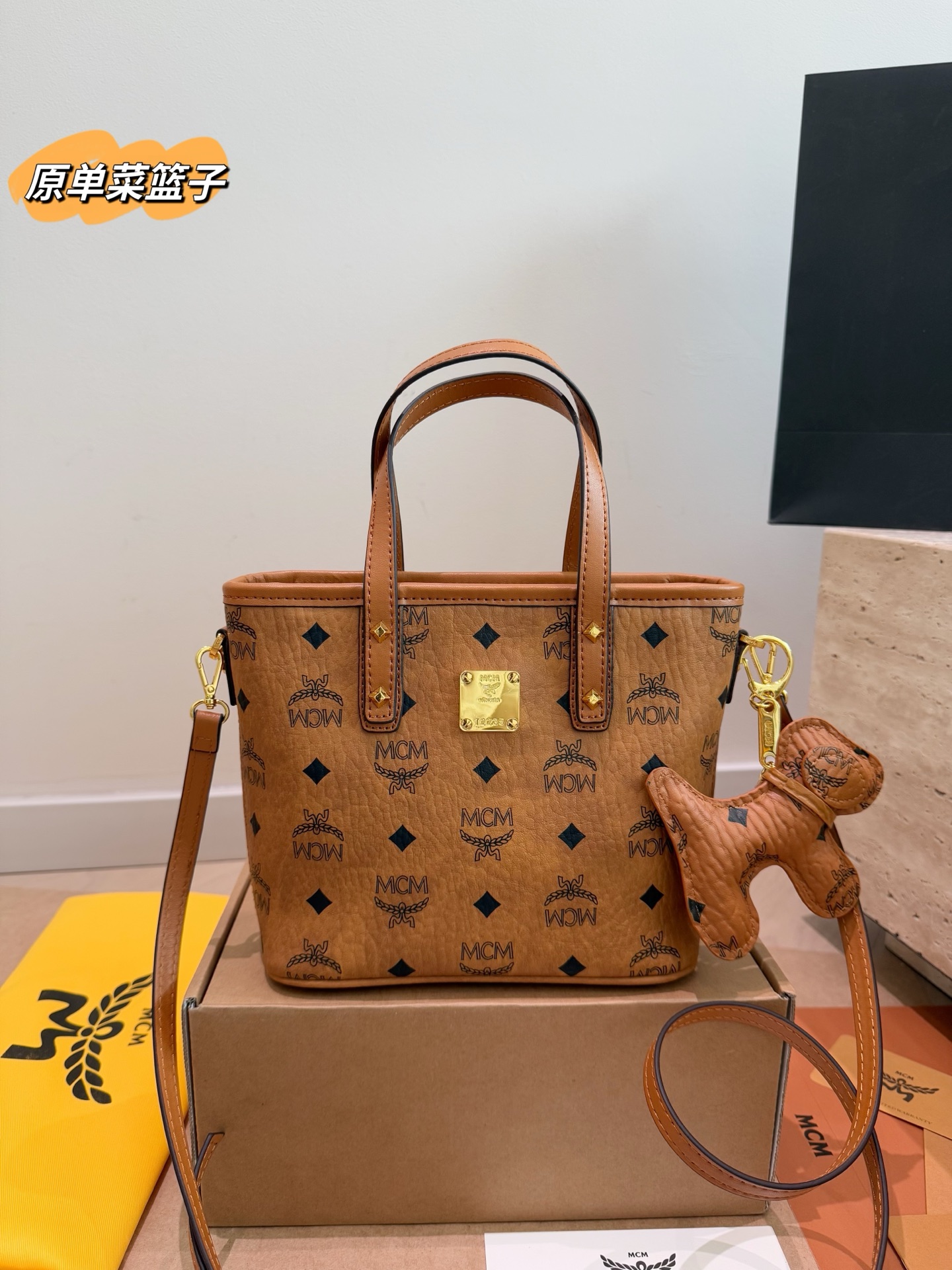 Bolso mini MCM P150 con caja, cada vez más lindo, colores clásicos, capacidad suficiente para salidas diarias, teléfono…