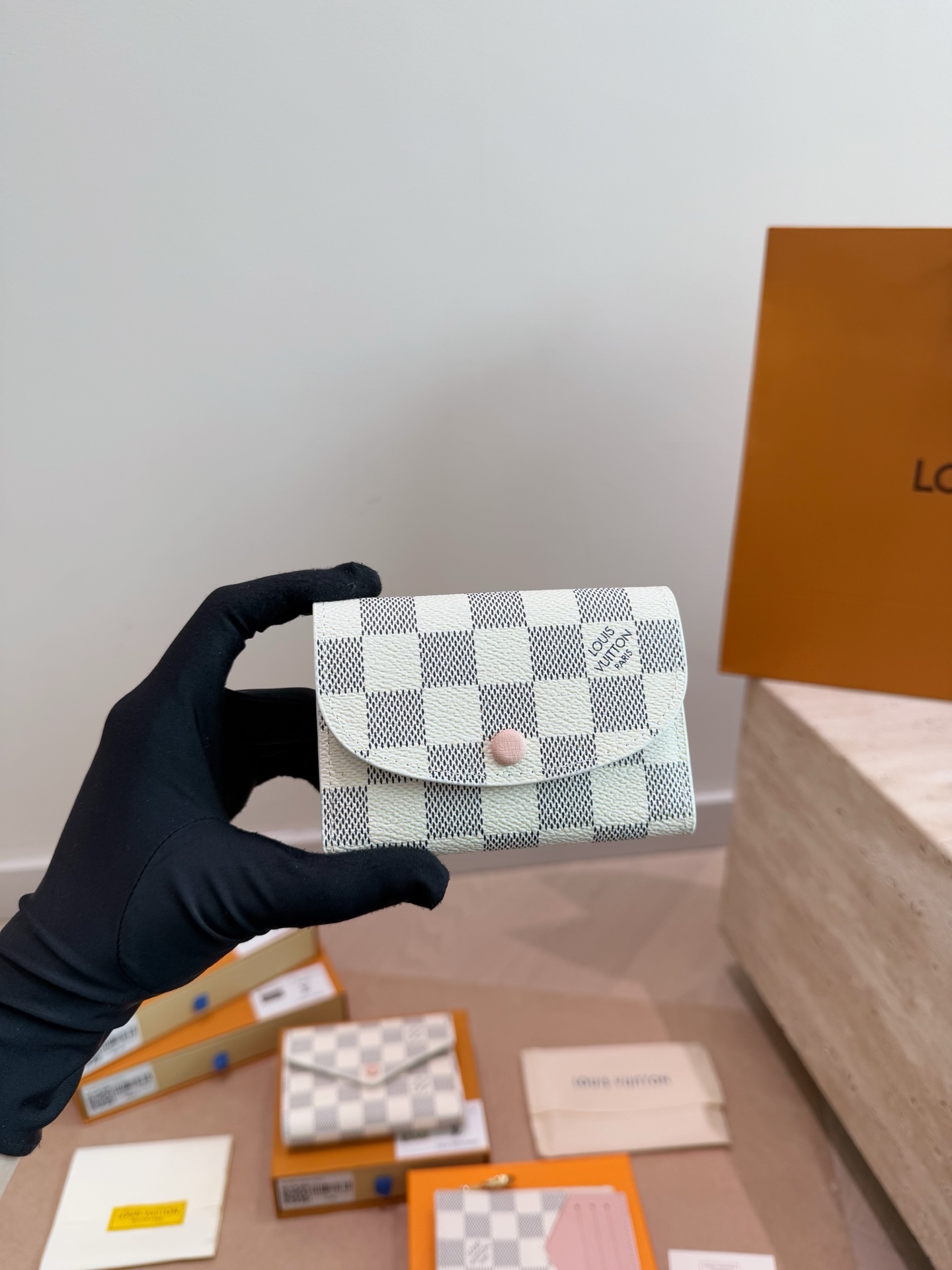 P128 With Box | | Size: 11 9cm | Cute Things Can Cure Everything | Lv This White-checked Coin Purse Is Really Outstanding | The Waxed Edges On Both Sides Are Very Textured | Matching With Pink Lining | Really Stunning Close