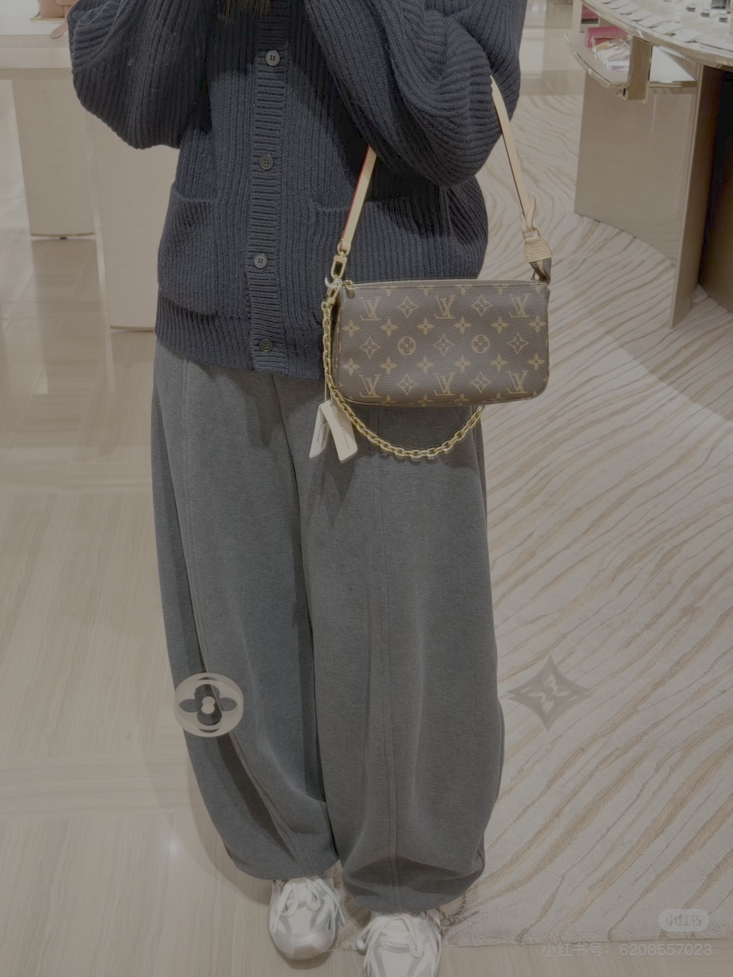 Alternative view of Louis Vuitton Handbag 11412
