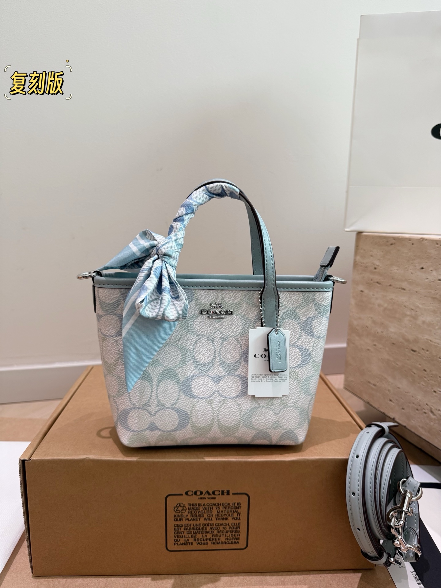 Con caja, versión réplica, tamaño: 15*14cm, nuevo Coach mini tote city15. Me encanta la combinación de colores arcoíris…
