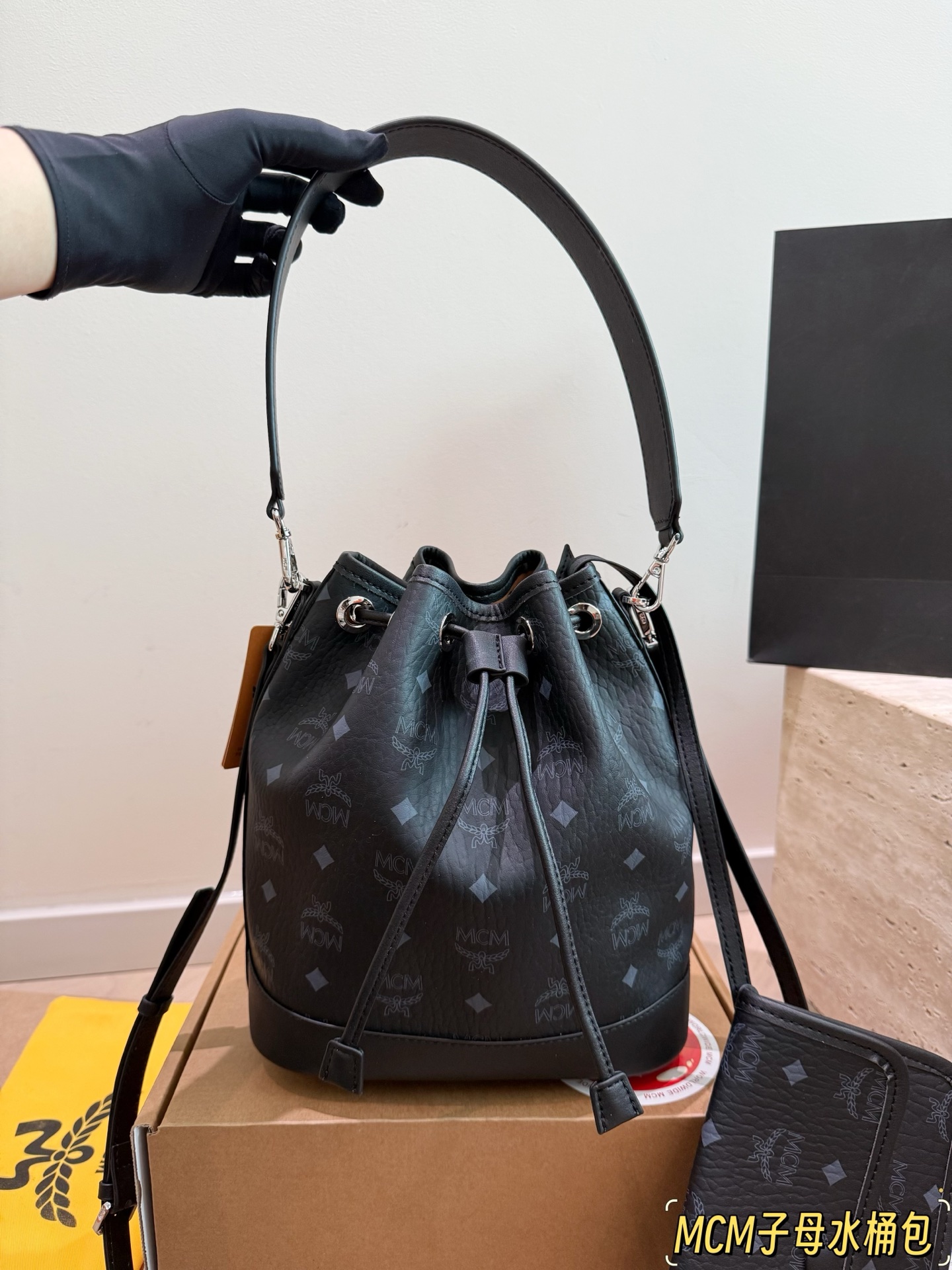 P150 con caja, realmente me encanta, el bolso cubo set madre-hija de MCM - siempre quise un bolso cubo adorab…