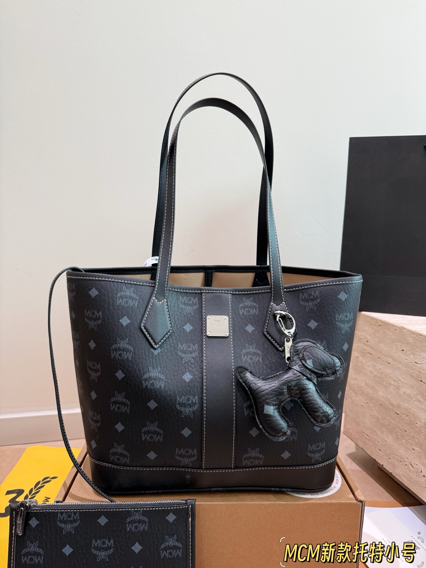 Original talla pequeña P185 MCM clásico bolso set madre-hija en coñac✨ El clásico set de MCM en coñac, hecho de lona re…