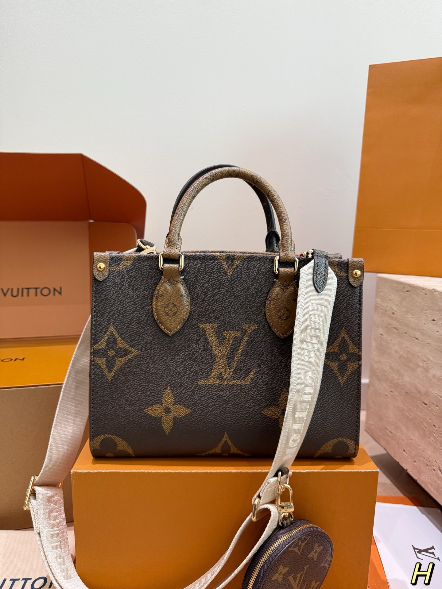 P383 With Gift Box | | Lv Onthego Order | Folding Gift Box Order Quality Lv A/b Side Raw Material Onthego Mommy Bag The King Of Cost Performance This Is An Awesome Bag Type, Inspired By The Street Brand That Spoofs Lv. In The Past, Louis Vll Litton Will Never Step Down From The Altar, Quality, Very Worth Buying This Season, Extra Large Shopping Bag, Not Easy To Deform And The Design Of The Big Logo Is Super Nice. In Addition To The Hand Carry, It Also Thoughtfully Adds A Mid-length Shoulder Strap, Which Can Be Said To Be Very Good. The Quality Of The Flower Instantly Beats All Low-end Products On The Market. The Upper Body Is Really Elegant Small Size 25