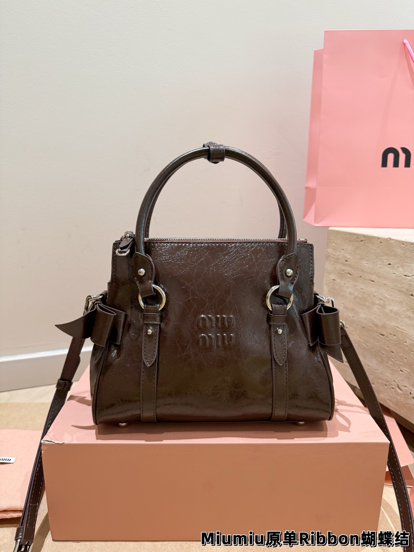 P435 Comes With Gift Box | Miu Miu Ribbon Oil Wax Leather Bow Armpit Bag | Combining Sweetness And Retro Into The Body Of The Bag, The Oil Wax Leather Has An Old Luster, Which Is Soft To The Touch And Durable. The More You Use It, The More Traces Of Time Will Become Unique To You. | The Iconic Embossed Logo Shows Off Your Identity In A Low-key Manner, The Bow Trimmings On Both Sides Add A Girlish Touch, The Neat Cylindrical Bag Shape Is Paired With A Single Short Handle, And The Armpit Back Is Casual And Fashionable. It Is An "Atmosphere Artifact" That Goes Well With All Styles In The Wardrobe. 25 10cm