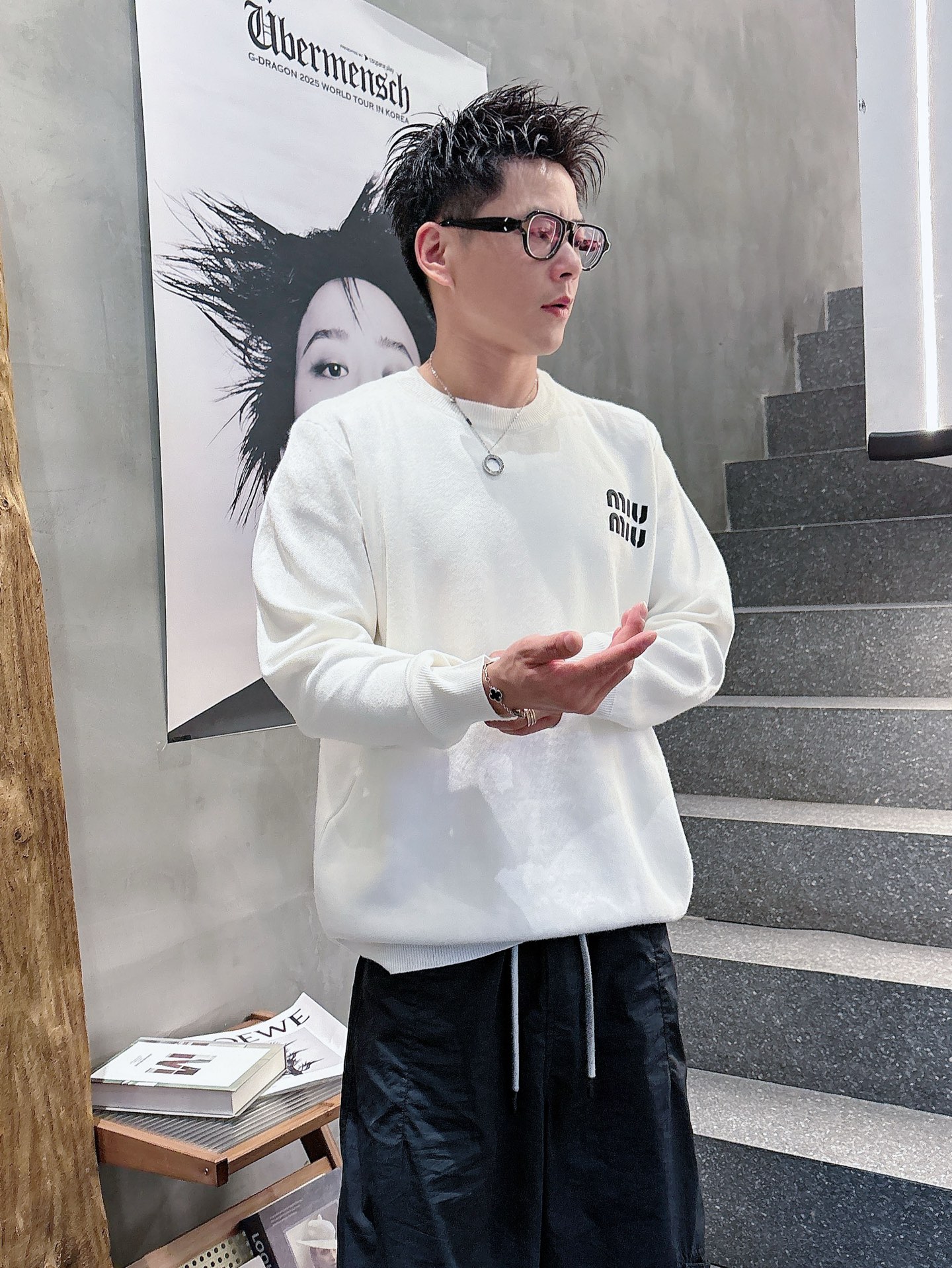 NO:501943,Miumiu female round neck hook-up pullover sweater with high texture, comfortable and soft. Round neck long-sleeved sweater is cut, compact knitted to protect against cold and wind, wide threaded edges on the neck cuffs echo the hem of the clothes, and the three-dimensional silicone letters on the chest are decorated between the chest, making the style more pleasing and versatile!  Color: Black White Number of code M~3XL, miumiu, sweaters, alexander wang19860909Miumiu 母圆领钩花套头毛衣 质感高级 舒适柔软.圆领长袖毛衣剪裁 密实针织御寒防风,领口袖口宽螺纹包边与衣摆相呼应, 胸前字母立体硅胶装点于胸前之间.让风格更耐看百搭！ 颜色:黑色 白色 码数M~3XL,,miumiu,sweaters,alexander wang,Men's clothing