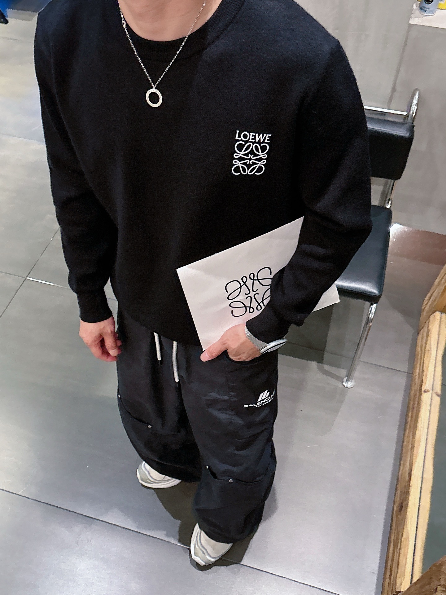 NO:501946,Luo Yiwei, new autumn and winter products, counter synchronization, fashionable and unique ribbed round neck single-wear base must-have, wool-blend knitted sweater, simple, elegant, noble temperament, three-dimensional silicone badge logo design, no too complicated craftsmanship, what you play is the fusion of design and material, simple European style, with imported wool knitted fabric, a base tool for autumn and winter!  Color black white Number of code M~3XL, loewe, sweaters, alexander wang19860909罗意威 秋冬新品 专柜同步 时尚别致罗纹圆领单穿打底必备款,采用羊毛混纺针织衫长袖毛衣,简约优雅高贵气质立体硅胶徽章logo设计 没有过多复杂的工艺 玩的就是设计与材质的融合 简约的欧式风格 配以进口羊毛针织面料,秋冬季打底神器！ 颜色黑色 白色 码数M~3XL,,loewe,sweaters,alexander wang,Men's clothing