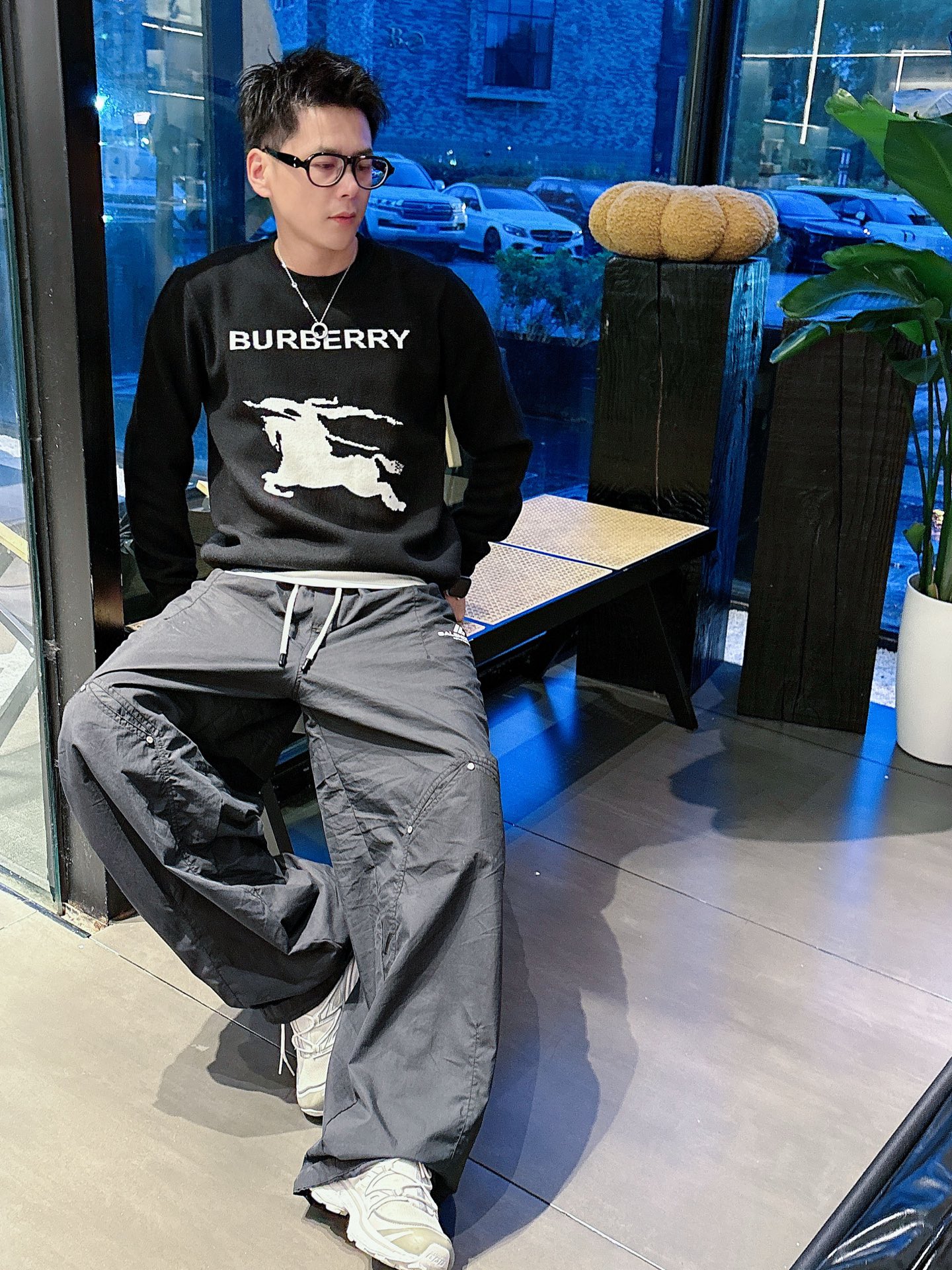 NO:501958,Burberry War Horse Letter Round-neck Cropped Pullover Sweater Customized YB cashmere wool yarn wool yarn wool texture is high-quality, comfortable and soft. Round-neck long-sleeved sweater cuts are densely knitted to protect against the cold and wind, wide threaded edges on the neck cuffs echo the hem, and the letter logo on the chest is decorated between the chest. Make the style more pleasing and versatile!  Color black gray Number of code M~3XL, burberry, sweaters, alexander wang19860909巴宝莉 战马字母圆领钩花套头毛衣 定制YB羊绒羊毛纱线织造 质感高级 舒适柔软.圆领长袖毛衣剪裁 密实针织御寒防风,领口袖口宽螺纹包边与衣摆相呼应, 胸前字母徽标装点于胸前之间.让风格更耐看百搭！ 颜色黑色 灰色 码数M~3XL,,burberry,sweaters,alexander wang,Men's clothing