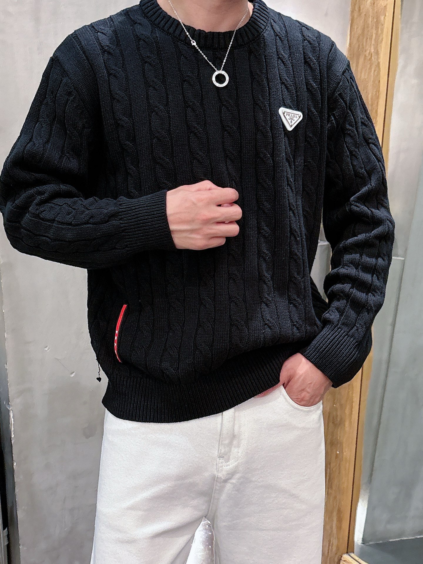 NO:501964,Prada Customized triangle hardware letter logo leather card Twist rope sweater Color black white Number of code M~3XL, prada, sweaters, alexander wang19860909普拉达 定制三角五金字母logo皮牌 麻花扭绳毛衣 颜色黑色 白色 码数M~3XL,,prada,sweaters,alexander wang,Men's clothing