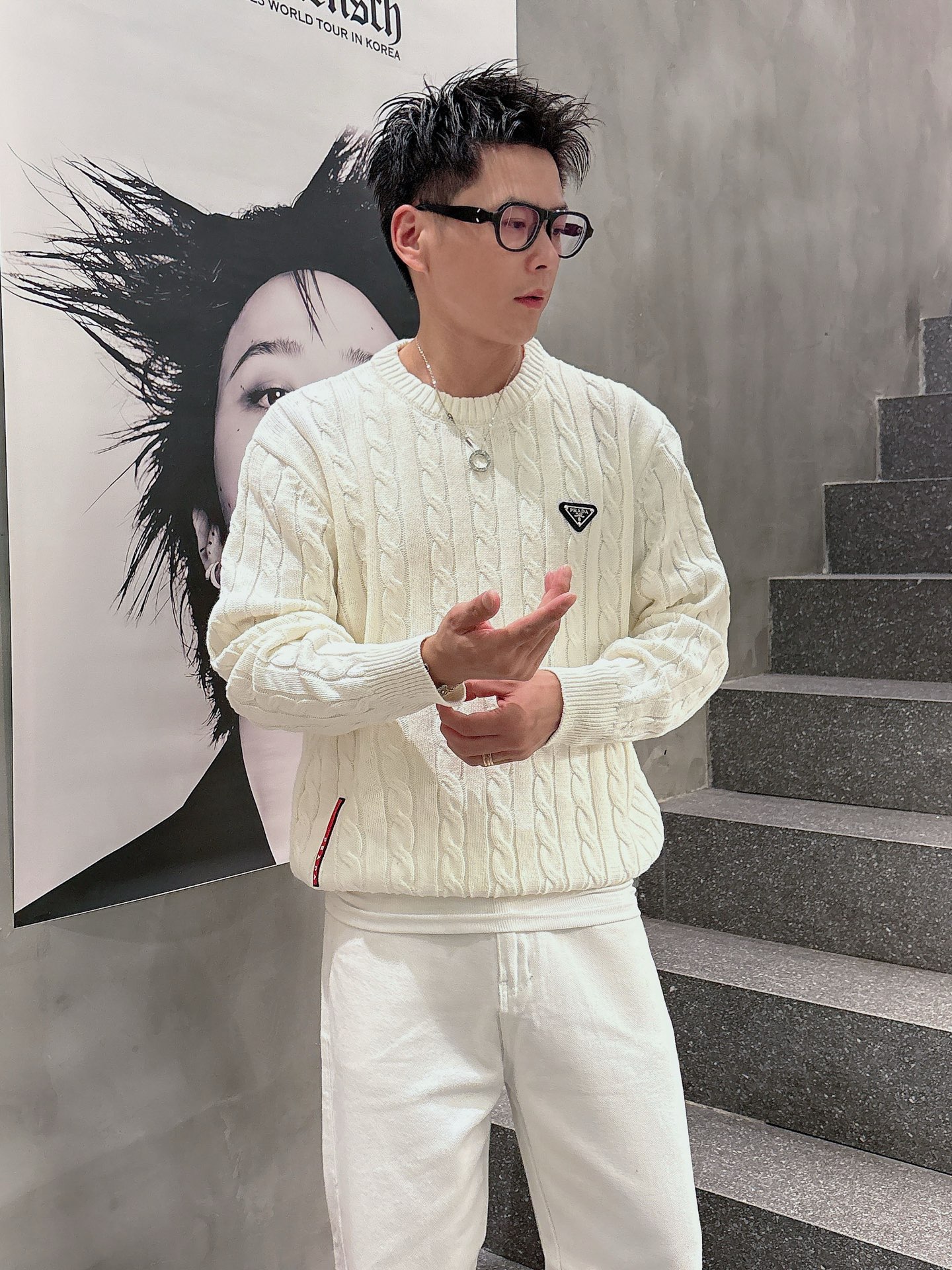 NO:498663,Prada Customized triangle hardware letter logo leather card Twist rope sweater Color black white Number of code M~3XL, prada, sweaters, alexander wang19860909普拉达 定制三角五金字母logo皮牌 麻花扭绳毛衣 颜色黑色 白色 码数M~3XL,,prada,sweaters,alexander wang,Men's clothing