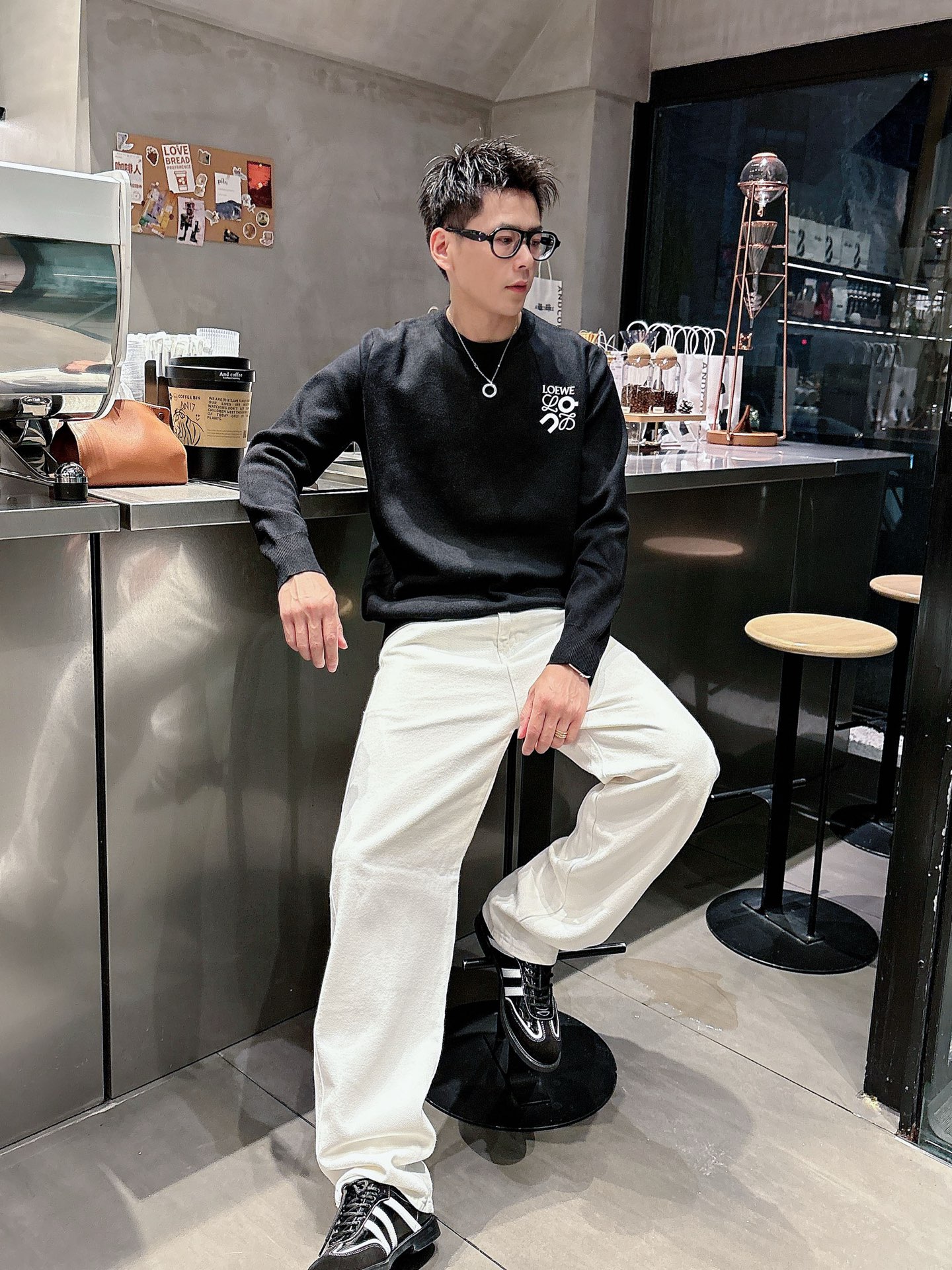 NO:498677,Luo Yiwei 2025 autumn and winter new products, counter synchronization, fashionable and unique ribbed round neck single-wear base must-have, wool-blend sweater, long-sleeved sweater, simple, elegant, noble temperament, three-dimensional silicone badge logo design, no too complicated craftsmanship, what you play is the fusion of design and material, simple European style, with imported wool knitted fabric, a base tool for autumn and winter!  Color black white Number of code M~3XL, loewe, sweaters, alexander wang19860909罗意威 2025秋冬新品 专柜同步 时尚别致罗纹圆领单穿打底必备款,采用羊毛混纺针织衫长袖毛衣,简约优雅高贵气质立体硅胶徽章logo设计 没有过多复杂的工艺 玩的就是设计与材质的融合 简约的欧式风格 配以进口羊毛针织面料,秋冬季打底神器！ 颜色黑色 白色 码数M~3XL,,loewe,sweaters,alexander wang,Men's clothing