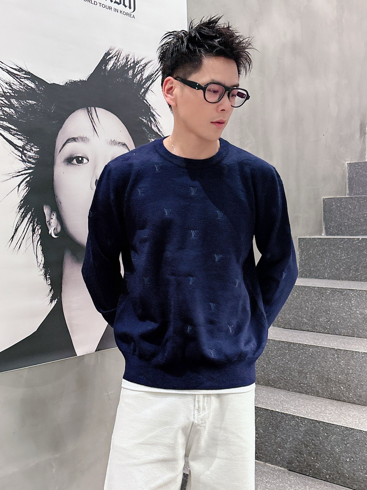 NO:498624,LV Louis Vuitton This permanent black original collar top is made of extremely fine Merino wool, suitable for seasonal layered shapes. The top is decorated with embroidered patterns designed with the same tone yarn, showing its noble style. This versatile top is simple and elegant, creating a casual and formal look. Color black blue digit M~3XL,,louis vuitton,louis vuitton,alexander wang19860909LV路易威登 这款永久的黑色原领上衣采用极精細的美利诺羊毛制成,适合打造转季的层次造型.上衣缀满以同色调纱线设计的刺绣图案,尽显高贵气派.這款百搭上衣简约优雅,缔造休闲及较正式的造型. 颜色黑色 蓝色 码数M~3XL,,louis vuitton,louis vuitton,alexander wang,Men's clothing