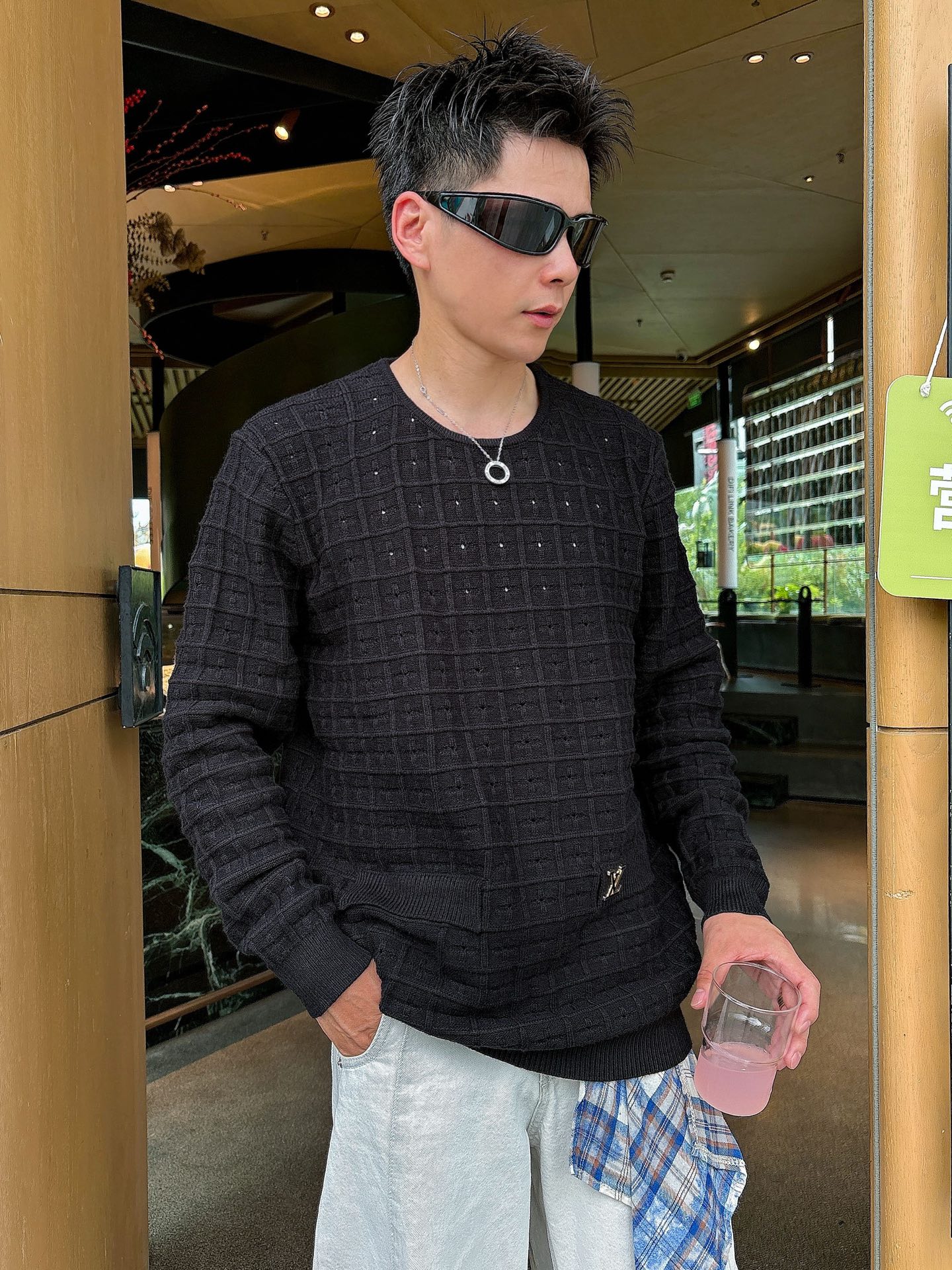 NO:498630,LV Louis Vuitton This permanent black original collar top is made of extremely fine Merino wool, suitable for seasonal layered styles. This versatile top is simple and elegant, creating a casual and formal look. Color black digits M~3XL,,louis vuitton,louis vuitton,alexander wang19860909LV路易威登 这款永久的黑色原领上衣采用极精細的美利诺羊毛制成,适合打造转季的层次造型.這款百搭上衣简约优雅,缔造休闲及较正式的造型. 颜色黑色 码数M~3XL,,louis vuitton,louis vuitton,alexander wang,Men's clothing