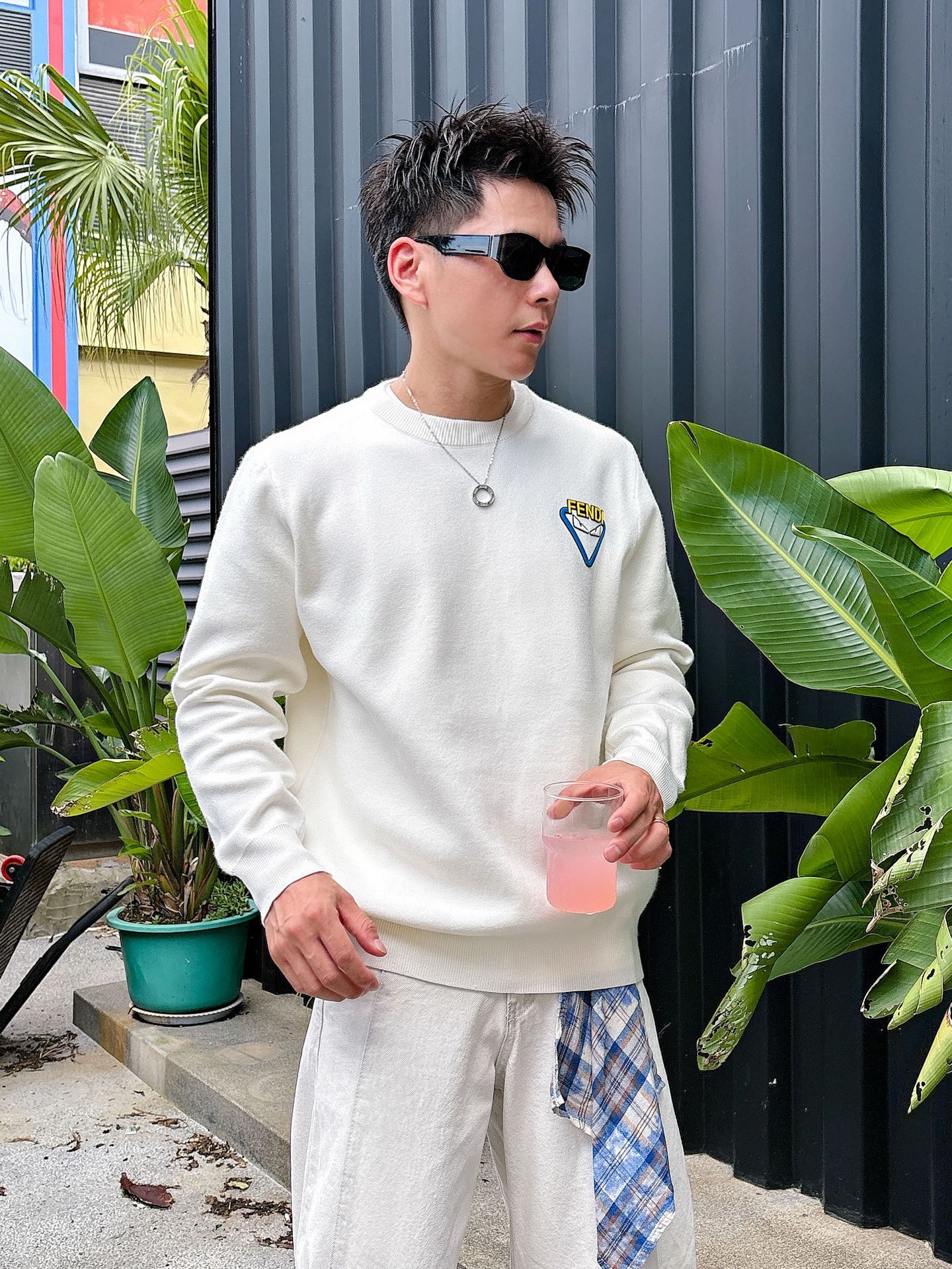 NO:498636,Fendi 2025 autumn and winter new products, counter synchronization, fashionable and unique ribbed round neck single-wear base must-have, wool-blend sweater, long-sleeved sweater, simple, elegant, noble temperament, three-dimensional silicone badge logo design, no too complicated craftsmanship, what you play is the fusion of design and material, simple European style, with imported wool knitted fabric, autumn and winter base artifact!  Color black white Number of code M~3XL, fendi,sweaters,alexander wang19860909芬迪 2025秋冬新品 专柜同步 时尚别致罗纹圆领单穿打底必备款,采用羊毛混纺针织衫长袖毛衣,简约优雅高贵气质立体硅胶徽章logo设计 没有过多复杂的工艺 玩的就是设计与材质的融合 简约的欧式风格 配以进口羊毛针织面料,秋冬季打底神器！ 颜色黑色 白色 码数M~3XL,,fendi,sweaters,alexander wang,Men's clothing