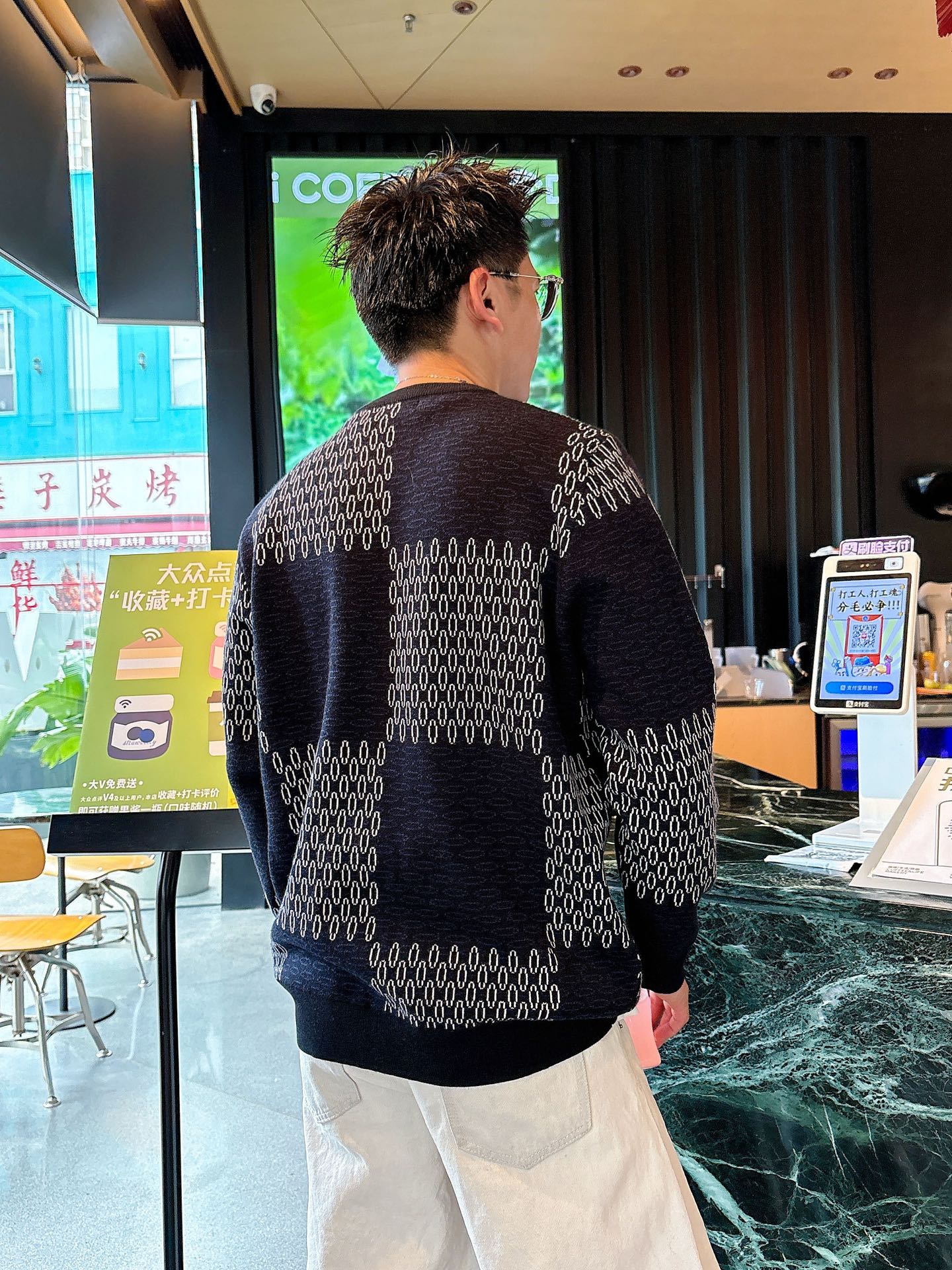 NO:498654,LV checkerboard knitted sweater. The deep and quiet blue base is like a quiet deep sea. The checkerboard plaid is interspersed with fine outlines on the white, and the retro modern feel is instantly full. The blue and white color scheme is refreshing and high-end, and the visual impact is full. The number of codes M~3XL, louis vuitton, sweaters, alexander wang19860909LV 棋盘格针织毛衣.深邃静谧的蓝色打底,就像静谧深海,棋盘格纹以米白色细腻勾勒穿插其中,复古摩登感瞬间拉满,蓝白配色清爽又高级,视觉冲击力 拉满. 码数M~3XL,,louis vuitton,sweaters,alexander wang,Men's clothing