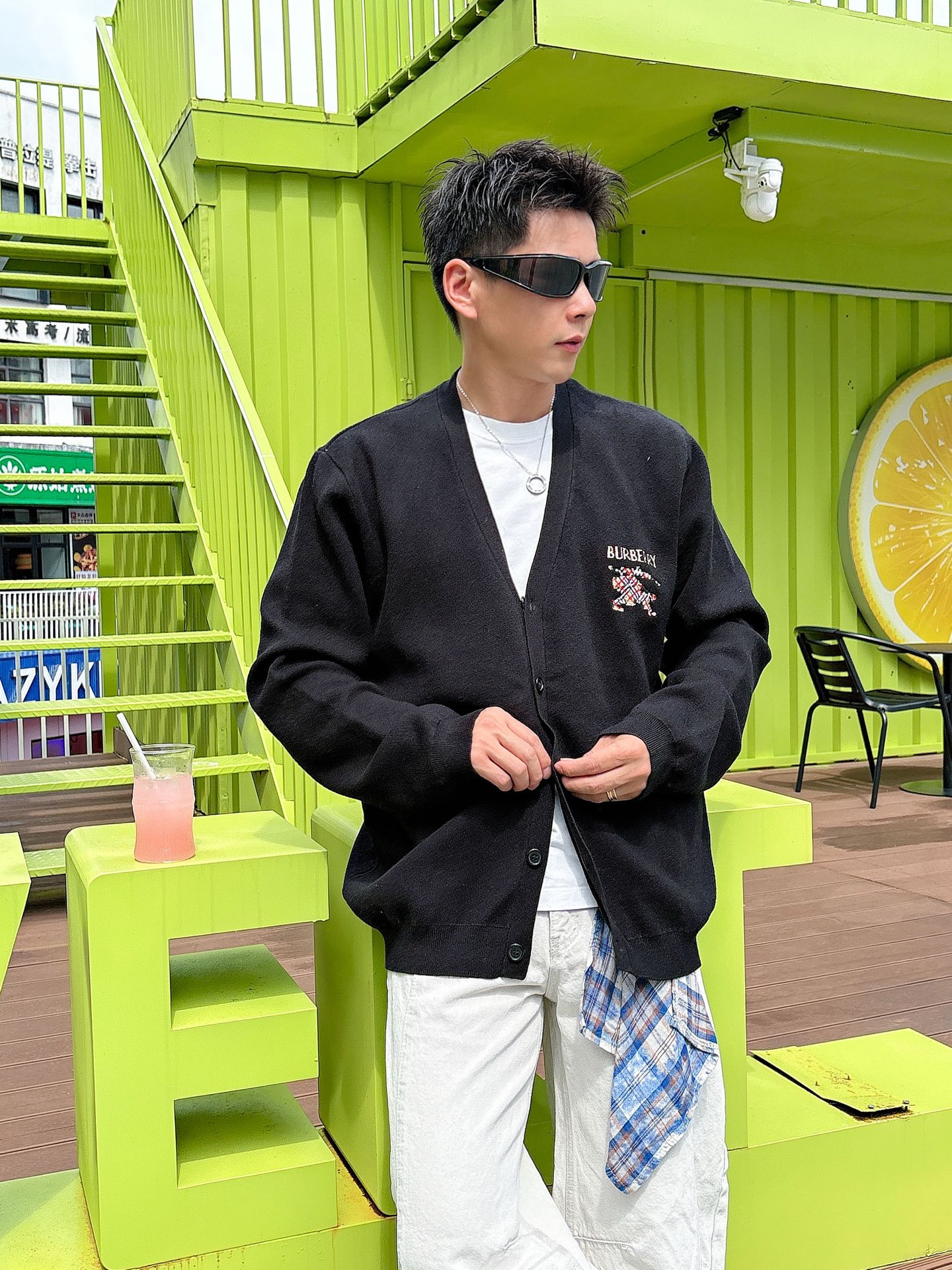 NO:498683,Burberry 2025 autumn and winter new men and women style, college style, colorful war horse micro-label embroidery, literary retro, V-neck cardigan. Color: black apricot color number M~3XL, burberry, alexander wang19860909巴宝莉 2025秋冬新款男女同款,学院风,彩色战马微标刺绣 ,文艺复古,V领开衫. 颜色:黑色 杏色 码数M~3XL,,burberry,alexander wang,Men's clothing