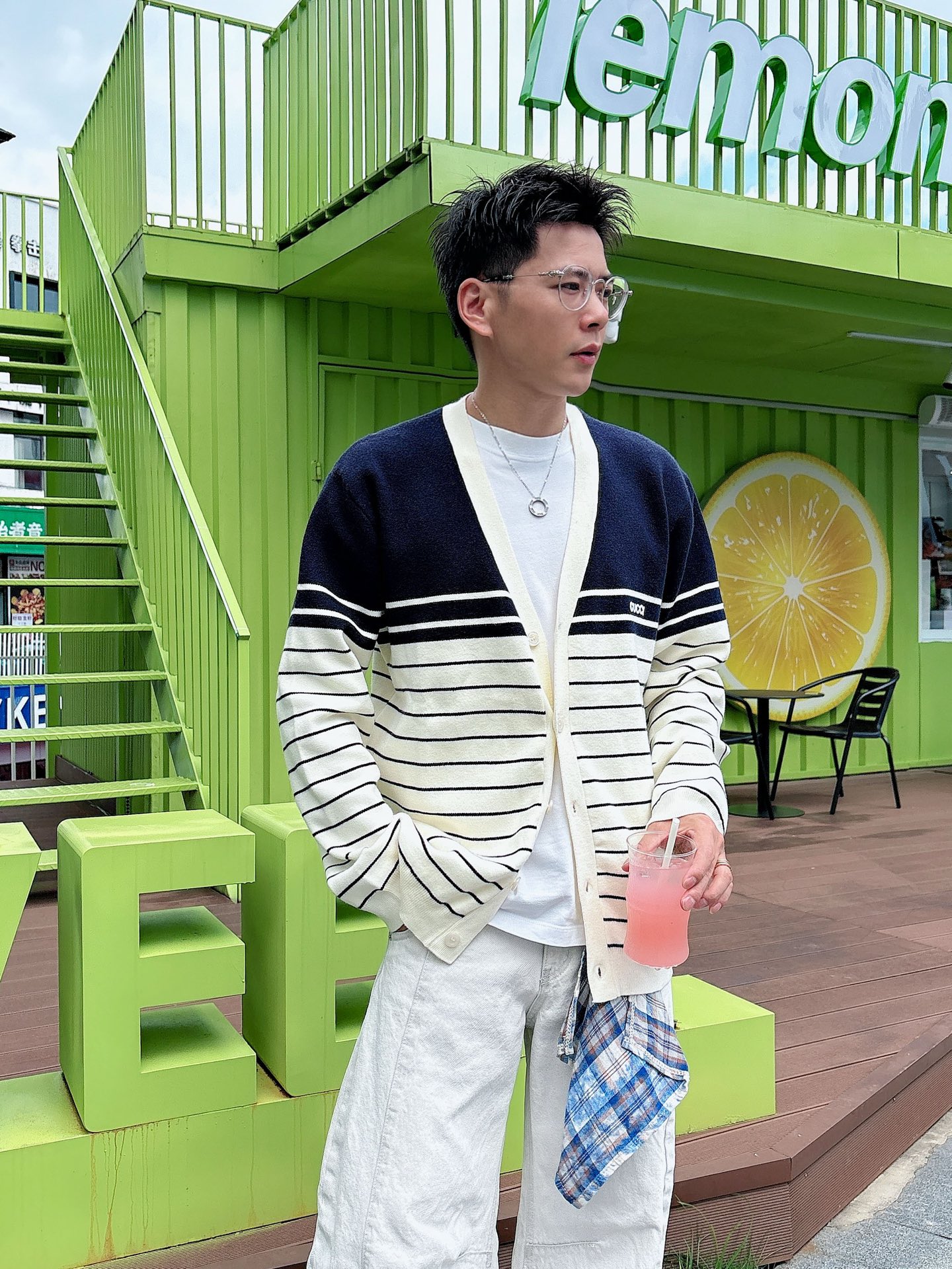 NO:498685,Gucci couple style men and women striped contrasting cardigan 2025 spring and summer series V-neck single-breasted design chest letter embroidery embroidery striped contrasting patchwork casual retro high-end cotton knitted fabric comfortable and skin-friendly loose style not to be picked and wear men and women same size M~3XL, gucci, alexander wang19860909Gucci 古奇 情侣款 男女 条纹撞色开衫 2025春夏系列 V领单排扣设计 胸前字母刺绣点缀 条纹撞色拼接 休闲复古高级 棉质针织面料 舒适亲肤 宽松版型 不挑人穿 男女同款 码数M~3XL,,gucci,alexander wang,Men's clothing