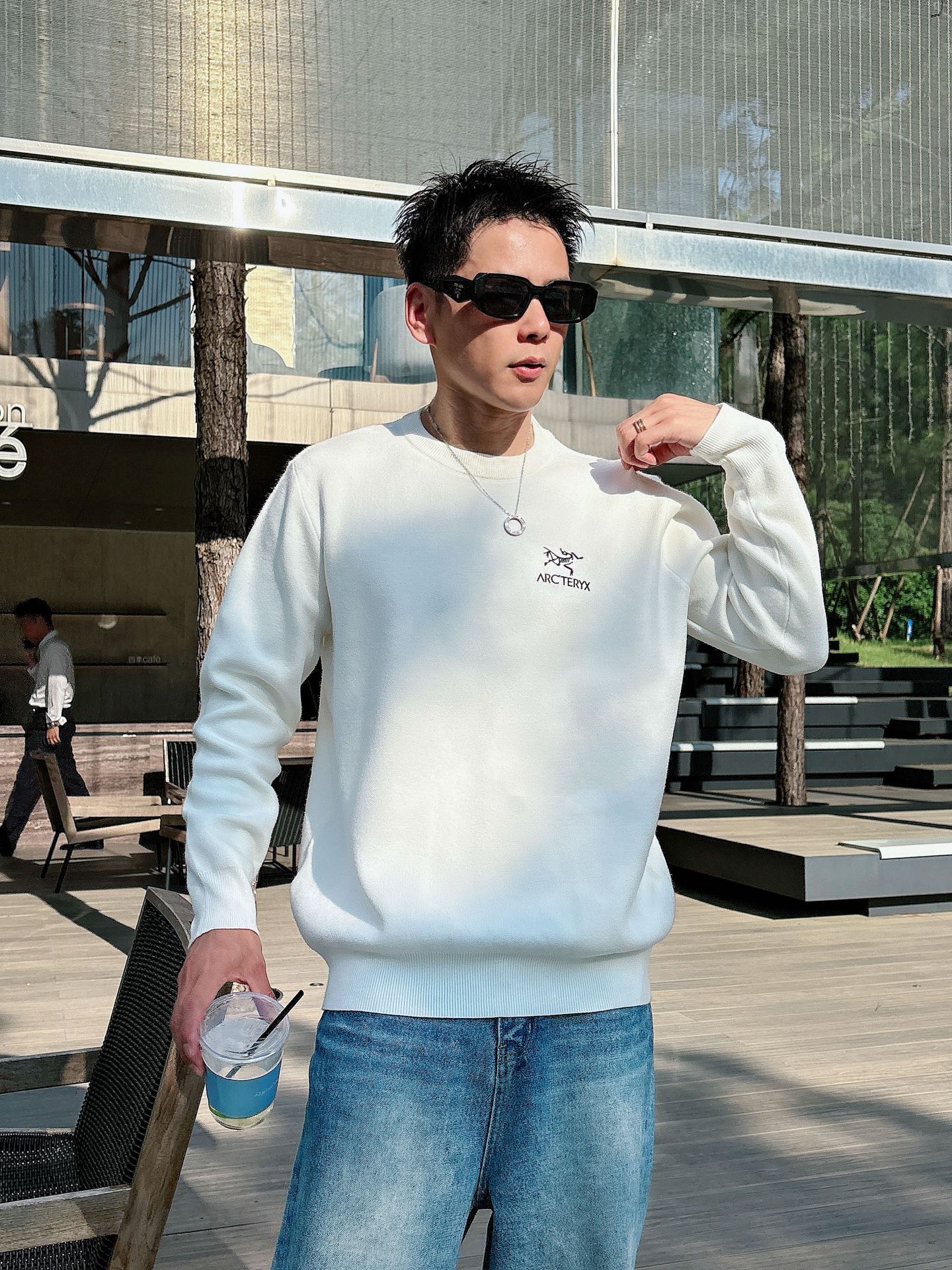 NO:498668,Archaeopteryx 2025 autumn and winter new product, counter synchronization, fashionable and unique ribbed round neck single-wear base must-have, wool-blend sweater, long-sleeved sweater, simple, elegant, noble temperament, three-dimensional silicone badge logo design, no too complicated craftsmanship, what you play is the fusion of design and material, simple European style, with imported wool knitted fabric, a base tool for autumn and winter!  Code number M~3XL, arc'teryx,sweaters,alexander wang19860909始祖鸟 2025秋冬新品 专柜同步 时尚别致罗纹圆领单穿打底必备款,采用羊毛混纺针织衫长袖毛衣,简约优雅高贵气质立体硅胶徽章logo设计 没有过多复杂的工艺 玩的就是设计与材质的融合 简约的欧式风格 配以进口羊毛针织面料,秋冬季打底神器！ 码数M~3XL,arc'teryx,sweaters,alexander wang,Men's clothing