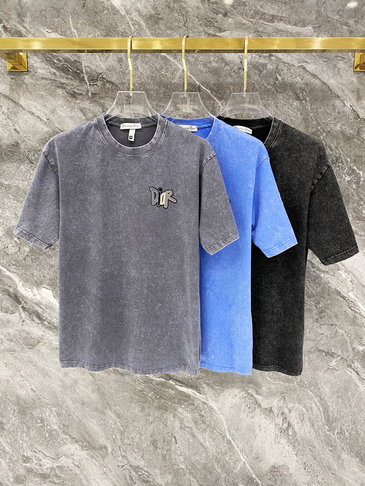 NO:760084,Dior, spring and summer short-sleeved T-shirts with old washing technology, large LOGO toothbrush embroidery technology, with letter printing design, 250 grams of double-ply double yarn cotton fabric, the fabric has been washed and treated to make it more comfortable to the touch. The top quality counter original short sleeves, top-notch production technology imported fabrics, unique counter design, using imported high-end custom fabrics. Official website for sale!  The fabric pattern is awesome. Color: black, gray, blue. Size: S-XXL. Fabric: 250g, dior, T-shirt, tees, t-shirt,19860909Dior,春夏短袖T恤做旧洗水工艺,大LOGO牙刷绣工艺,搭配字母印花设计,250克双股双纱全棉面料,面料经过洗水处理,手感更加舒适,最顶级的品质专柜原单短袖,顶级制作工艺进口面料,专柜款独特设计,采用进口高端订制面料.官网在售！面料版型超赞 颜色:黑色 ,灰,蓝色 码数: S-XXL 面料:250克,,dior,T-shirt,tees，t-shirt,,Men's clothing