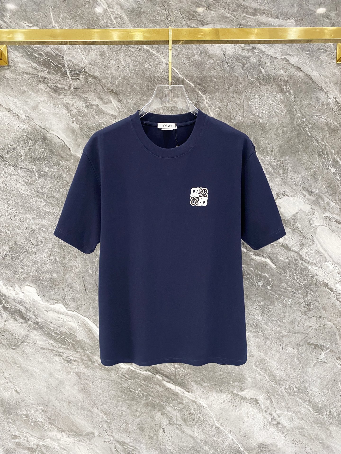 NO:760063,Loewe, loewe, the latest 300g pure cotton fabric, classic logo pattern, fashionable and simple trendy short sleeves, the highest quality counter original short sleeves, top production technology imported fabrics, counter style unique design, using imported high-end custom fabrics. Official website for sale!  The fabric pattern is awesome. Color: black, white, sapphire blue. Size: S-XXL. Fabric: 300g, loewe, loewe, T-shirt,19860909罗意威,loewe,300克纯棉最新面料,经典标识图案logo时尚简约潮流短袖,最顶级的品质专柜原单短袖,顶级制作工艺进口面料,专柜款独特设计,采用进口高端订制面料.官网在售！面料版型超赞 颜色:黑色 白色,宝蓝 码数: S-XXL 面料:300g,,loewe,loewe,T-shirt,,Men's clothing