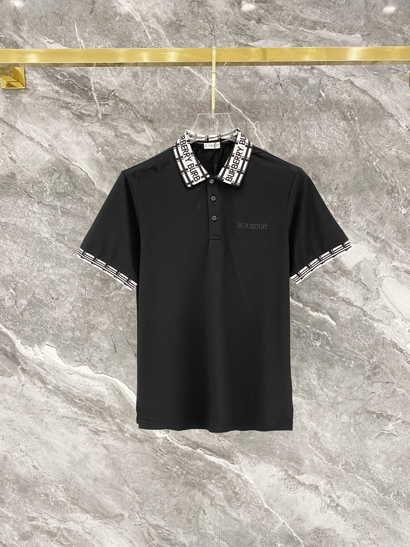 NO:731114,Supports BBR* fit version after the year M-XXXL 2026 spring and summer black and white color block collar letter jacquard lapel short sleeves, exquisite crafts counter fabrics, top-level elements blended to create, classic short sleeves complete with 3 labels, trendy men's fashion, both upper body comfort and unparalleled existence 170-135 (M) 175-150 (L) 178-160 (XL) 180-170 (XXL)  180-180(XXXL),,T-shirt,19860909支持年后 BBR*合身版型M-XXXL 2026春夏黑白拼色领口字母提花翻领短袖,精致工艺专柜面料,顶级元素融合打造,经典短袖3标齐全,潮男时尚,无论是上身舒适度还是都是无可比拟的存在 170-135(M) 175-150(L) 178-160(XL)180-170(XXL) 180-180(XXXL),,T-shirt,,Men's clothing