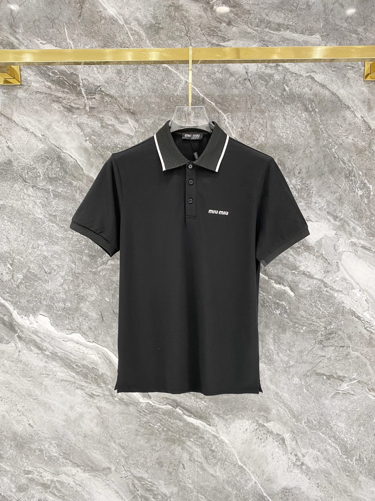 NO:731113,Support MiuMiu, 2026 spring and summer new lapel polo shirt short-sleeved, simple, fashionable and versatile, logo embroidery design on the chest, contrasting sleeve collar, eye-catching and slimming, threaded knitted collar, custom imported double-strand mercerized pique fabric, comfortable to wear, breathable, quite wide version, high-grade and textured, fashionable and casual, good-looking and easy to match, size M-3XL,,miumiu,T-shirt,19860909支持年后 MiuMiu,2026春夏新款翻领Polo衫短袖 简洁时尚百搭 胸前logo刺绣设计 撞色袖领口 吸睛显瘦 螺纹针织领口 定制进口双股丝光珠地面料 穿着舒适 透气 版型挺阔 档次高有质感 时尚休闲 好看好搭 尺码M-3XL,,miumiu,T-shirt,,Men's clothing