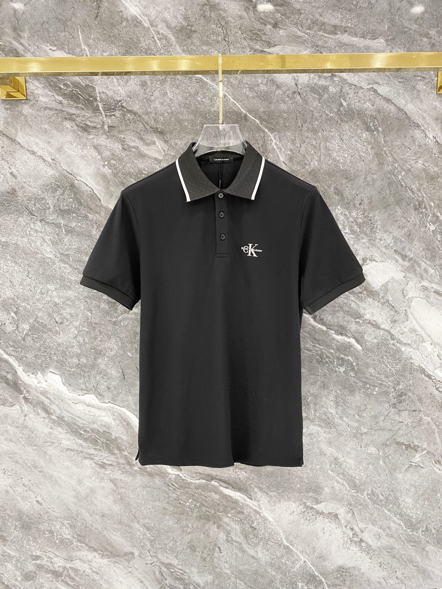 NO:731093,Support the new CK, 2026 spring and summer new lapel polo short-sleeved shirt. Simple, fashionable and versatile. Logo embroidery design on the chest. Contrast color sleeve neckline. Eye-catching and slimming. Threaded knitted neckline. Customized imported double-ply mercerized pique fabric. Comfortable to wear. Breathable. Very wide version. High-grade and textured. Fashionable and casual. Good-looking and easy to match. Size M-3XL, T-shirt,19860909支持年后 CK,2026春夏新款翻领Polo衫短袖 简洁时尚百搭 胸前logo刺绣设计 撞色袖领口 吸睛显瘦 螺纹针织领口 定制进口双股丝光珠地面料 穿着舒适 透气 版型挺阔 档次高有质感 时尚休闲 好看好搭 尺码M-3XL,,T-shirt,,Men's clothing