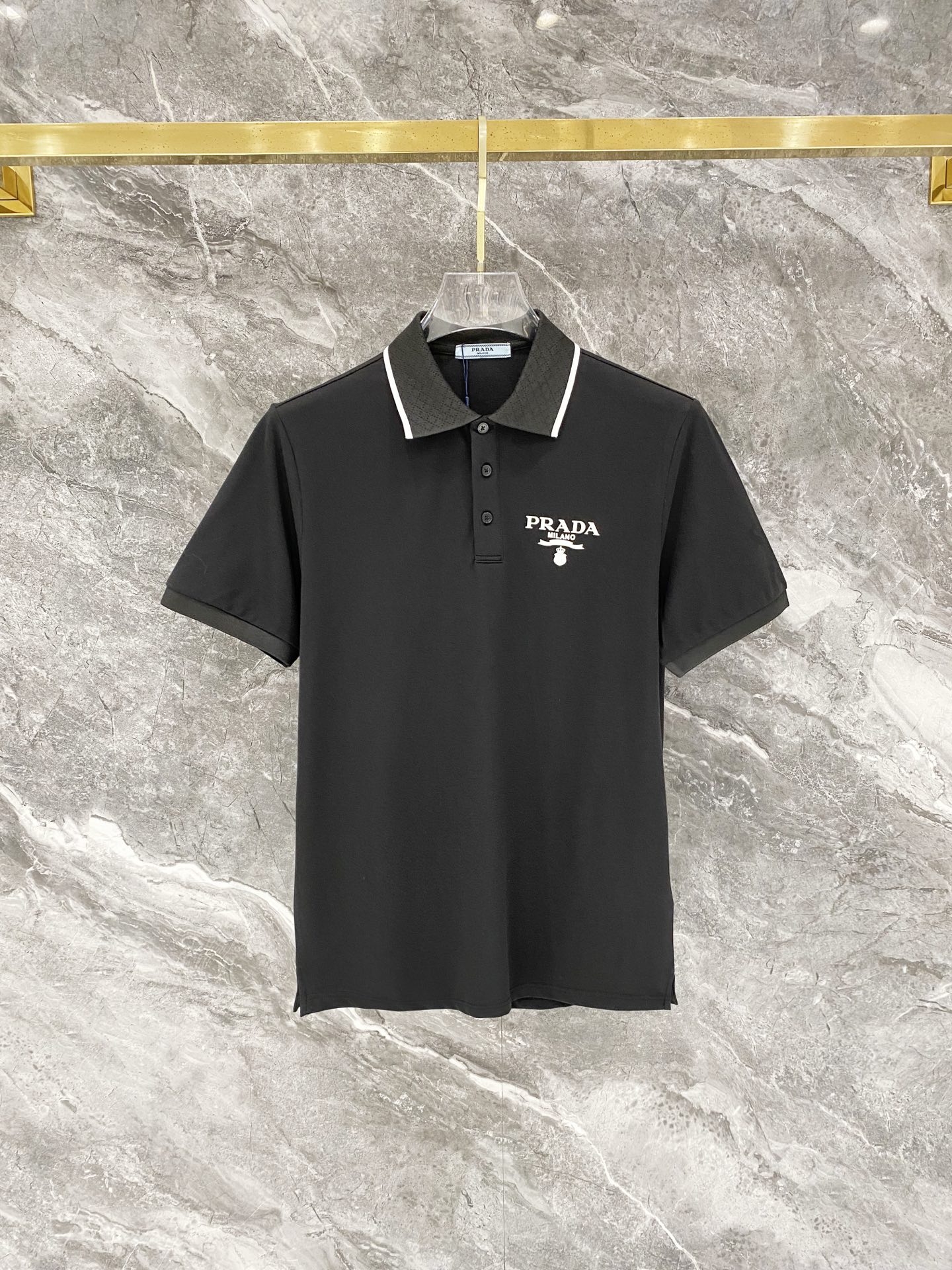 NO:731098,Support Prada after the New Year, 2026 spring and summer new lapel polo shirt short-sleeved, simple, fashionable and versatile, logo embroidery design on the chest, contrasting sleeve neckline, eye-catching and slimming, threaded knitted neckline, custom imported double-strand mercerized pique fabric, comfortable to wear, breathable, wide version, high-grade and textured, fashionable and casual, good-looking and easy to match, size M-3XL,, prada, prada, T-shirt,19860909支持年后 Prada普拉达,2026春夏新款翻领Polo衫短袖 简洁时尚百搭 胸前logo刺绣设计 撞色袖领口 吸睛显瘦 螺纹针织领口 定制进口双股丝光珠地面料 穿着舒适 透气 版型挺阔 档次高有质感 时尚休闲 好看好搭 尺码M-3XL,,prada,prada,T-shirt,,Men's clothing