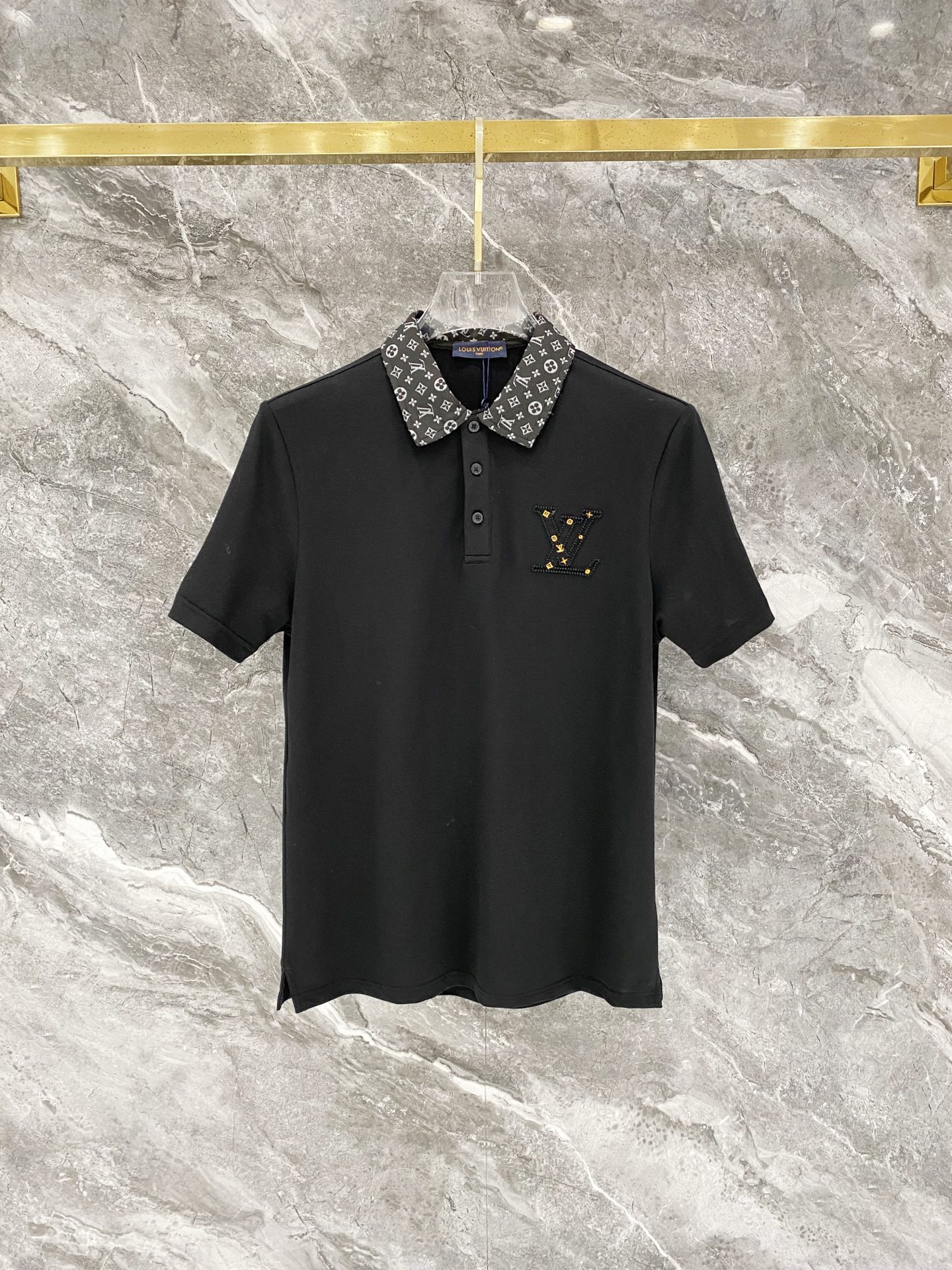 NO:731082,Supports LV, 2026 new spring and summer new lapel polo short-sleeved shirt. Simple, fashionable and versatile. Logo embroidery design on the chest. Contrast color sleeve neckline. Eye-catching and slimming. Threaded knitted neckline. Customized imported double-ply mercerized pique fabric. Comfortable to wear. Breathable. Very wide version. High-grade and textured. Fashionable and casual. Good-looking and easy to match. Sizes M-3XL, Louis Vuitton, T-shirt,19860909支持年后 LV,2026春夏新款翻领Polo衫短袖 简洁时尚百搭 胸前logo刺绣设计 撞色袖领口 吸睛显瘦 螺纹针织领口 定制进口双股丝光珠地面料 穿着舒适 透气 版型挺阔 档次高有质感 时尚休闲 好看好搭 尺码M-3XL,,louis vuitton,T-shirt,,Men's clothing