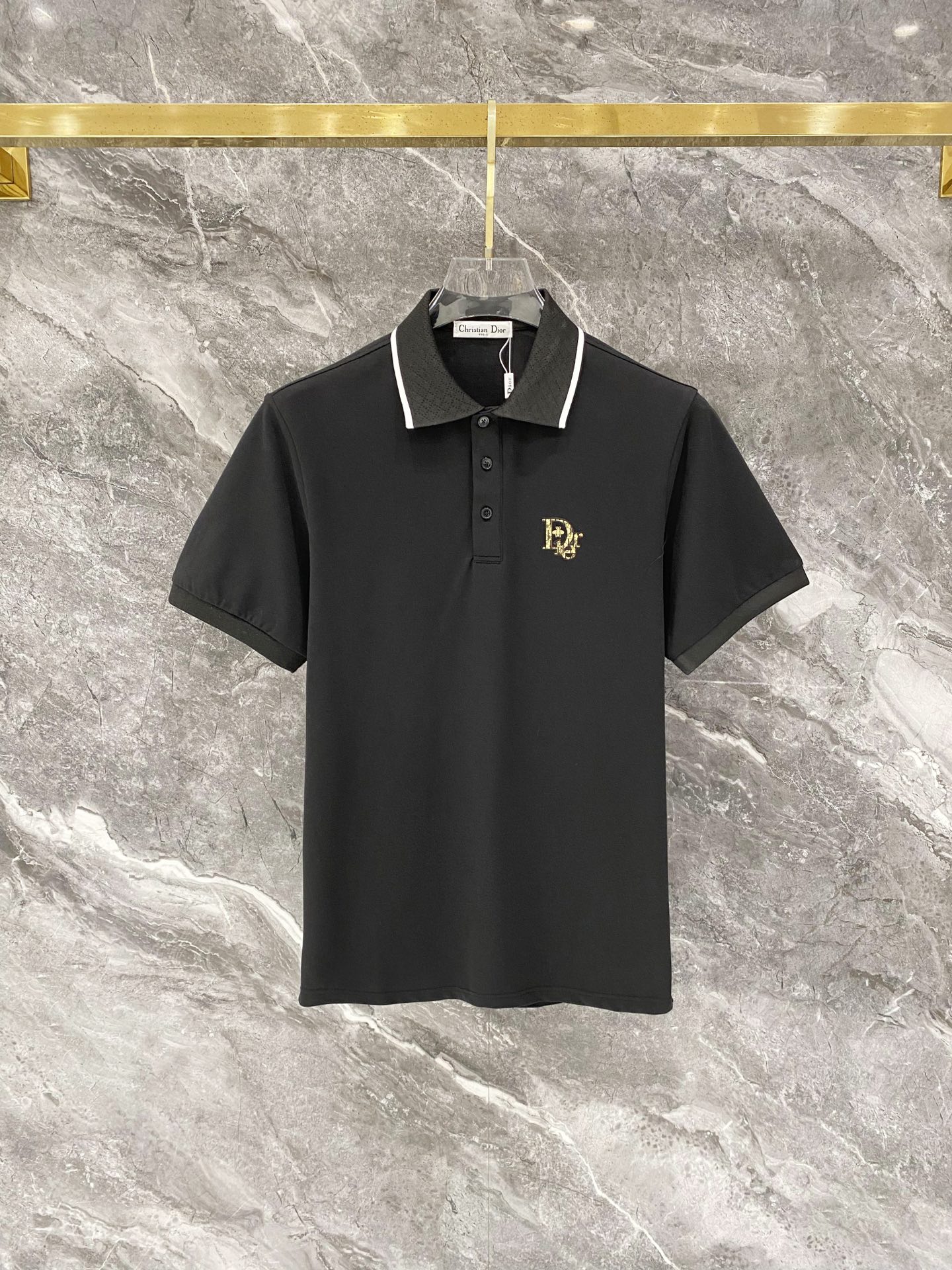 NO:746215,Dior Dior 2026ss spring and summer new style debut counter, jacquard neckline polo short-sleeved high-end custom design, avant-garde and fashionable design!  The brand logo is designed with heavy craftsmanship. It feels soft. It is comfortable to wear. It has exquisite counter-level stitching. It has fine workmanship. The upper body effect is incomparably handsome!  High-end quality counter original single lapel assistance, top-notch embroidery technology imported fabrics, counter models with unique designs, using imported high-end custom-made imported silk threads with a first-class feel!  On sale on the official website!  Size M-XXXL Color white, black, dior, dior, T-shirt,19860909Dior 迪奥 2026ss春夏新款首发专柜,领口提花polo短袖高端订制 设计前卫时尚！品牌logo重工艺设计 手感柔软.穿着舒适.专柜级别精致车线.做工精细.上身效果无敌帅气！高端品质专柜原单翻领援助,顶级制作绣花工艺进口面料,专柜款独特设计,采用进口高端订制进口丝线手感一流！官网在售！ 码数M-XXXL 颜色白色,黑色,,dior,dior,T-shirt,,Men's clothing