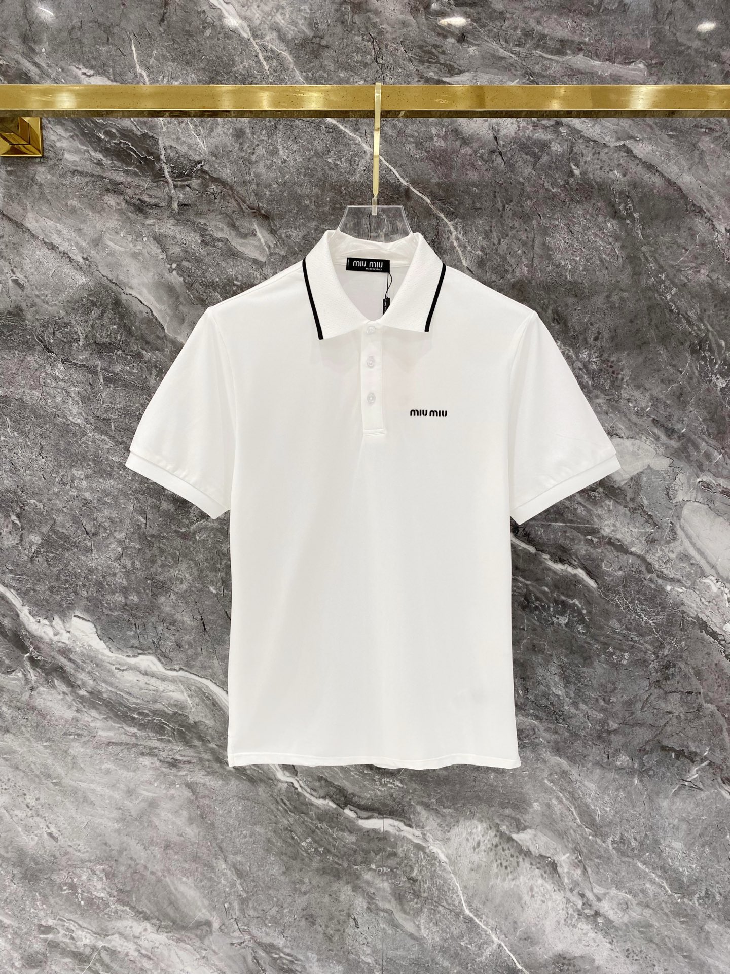 NO:843081,MiuMiu, 2026 spring and summer new style short-sleeved lapel polo shirt, simple, fashionable and versatile, logo embroidery design on the chest, contrasting sleeve neckline, eye-catching and slimming, threaded knitted neckline, custom imported double-strand mercerized pique fabric, comfortable to wear, breathable, wide version, high-grade and textured, fashionable and casual, good-looking and easy to match, size M-3XL,,miumiu,T-shirt,19860909MiuMiu,2026春夏新款翻领Polo衫短袖 简洁时尚百搭 胸前logo刺绣设计 撞色袖领口 吸睛显瘦 螺纹针织领口 定制进口双股丝光珠地面料 穿着舒适 透气 版型挺阔 档次高有质感 时尚休闲 好看好搭 尺码M-3XL,,miumiu,T-shirt,,Men's clothing
