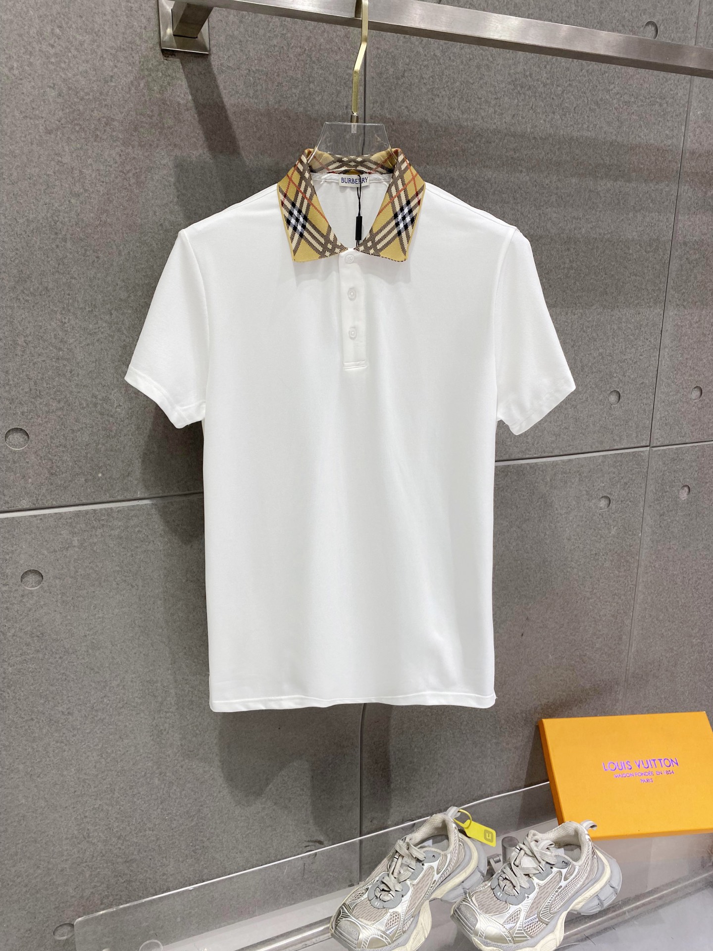 NO:760076,BBR* Burberry fitted version M-XXXL 2026 color block collar jacquard lapel short sleeves, exquisite crafts counter fabrics, top-notch elements, classic short sleeves complete with 3 labels, trendy men's fashion, both upper body comfort and unparalleled existence 170-135 (M) -150 (L) 178-160 (XL) 180-170 (XXL)  180-180(XXXL),,burberry,T-shirt,19860909BBR*巴宝莉合身版型M-XXXL 2026拼色领口提花翻领短袖,精致工艺专柜面料,顶级元素融合打造,经典短袖3标齐全,潮男时尚,无论是上身舒适度还是都是无可比拟的存在 170-135(M) -150(L) 178-160(XL)180-170(XXL) 180-180(XXXL),,burberry,T-shirt,,Men's clothing