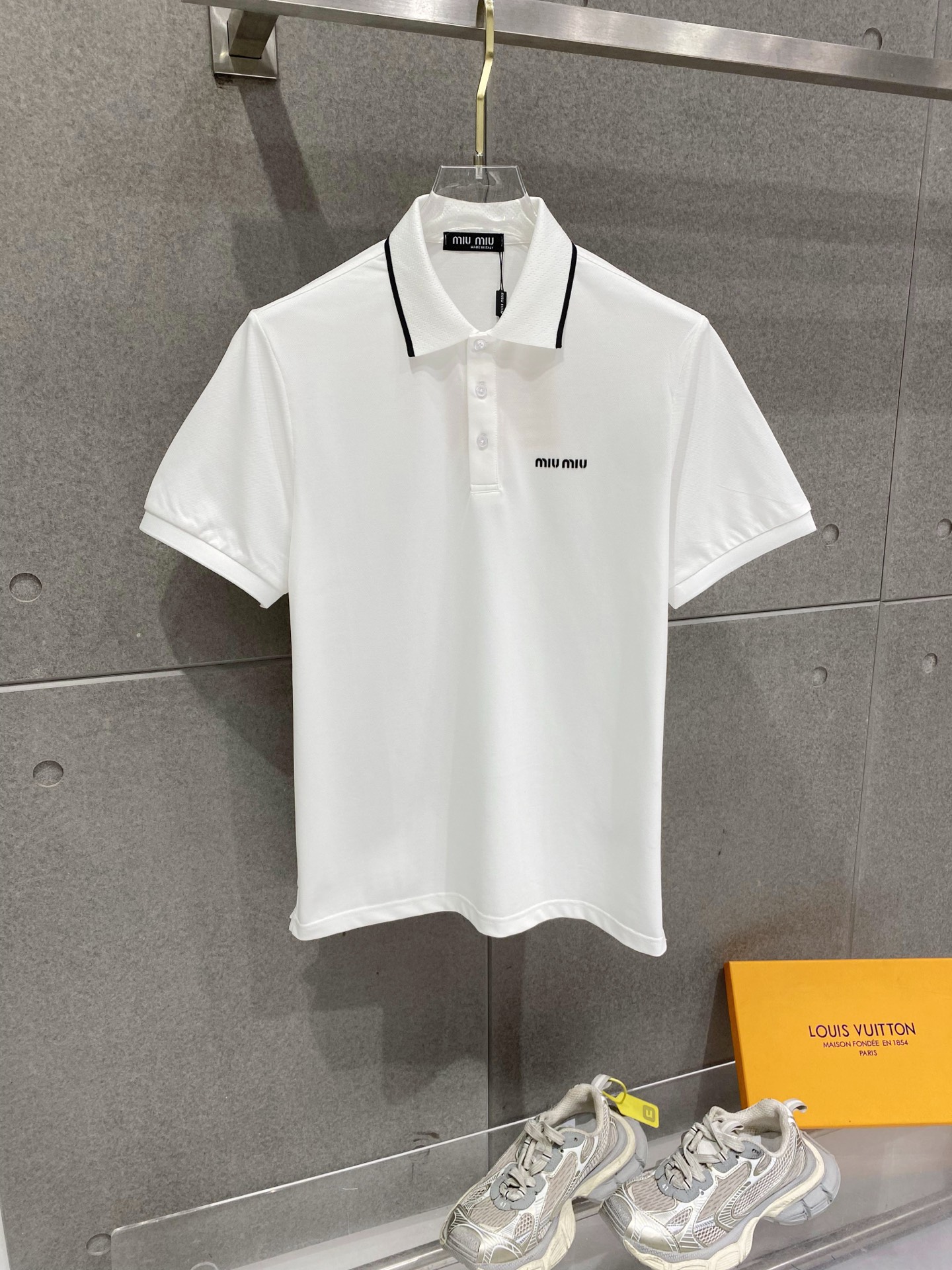 NO:760027,MiuMiu, 2026 spring and summer new style lapel polo shirt short-sleeved, simple, fashionable and versatile, logo embroidery design on the chest, contrasting sleeve neckline, eye-catching and slimming, threaded knitted neckline, custom imported double-ply mercerized pique fabric, comfortable to wear, breathable, wide version, high-grade and textured, fashionable and casual, good-looking and easy to match, size M-3XL,,miumiu,T-shirt,19860909MiuMiu,2026春夏新款翻领Polo衫短袖 简洁时尚百搭 胸前logo刺绣设计 撞色袖领口 吸睛显瘦 螺纹针织领口 定制进口双股丝光珠地面料 穿着舒适 透气 版型挺阔 档次高有质感 时尚休闲 好看好搭 尺码M-3XL,,miumiu,T-shirt,,Men's clothing