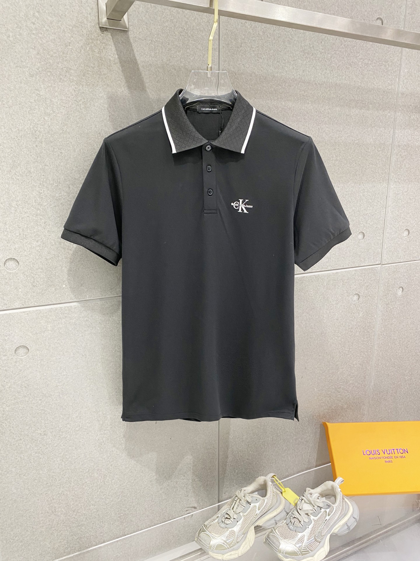 NO:760035,CK, 2026 new spring and summer new lapel polo shirt with short sleeves. Simple, fashionable and versatile. Logo embroidery design on the chest. Contrast color sleeve neckline. Eye-catching and slimming. Threaded knitted neckline. Custom imported double-strand mercerized pique fabric. Comfortable to wear. Breathable. Very wide version. High-grade and textured. Fashionable and casual. Good-looking and easy to match. Size M-3XL,, T-shirt,19860909CK,2026春夏新款翻领Polo衫短袖 简洁时尚百搭 胸前logo刺绣设计 撞色袖领口 吸睛显瘦 螺纹针织领口 定制进口双股丝光珠地面料 穿着舒适 透气 版型挺阔 档次高有质感 时尚休闲 好看好搭 尺码M-3XL,,T-shirt,,Men's clothing