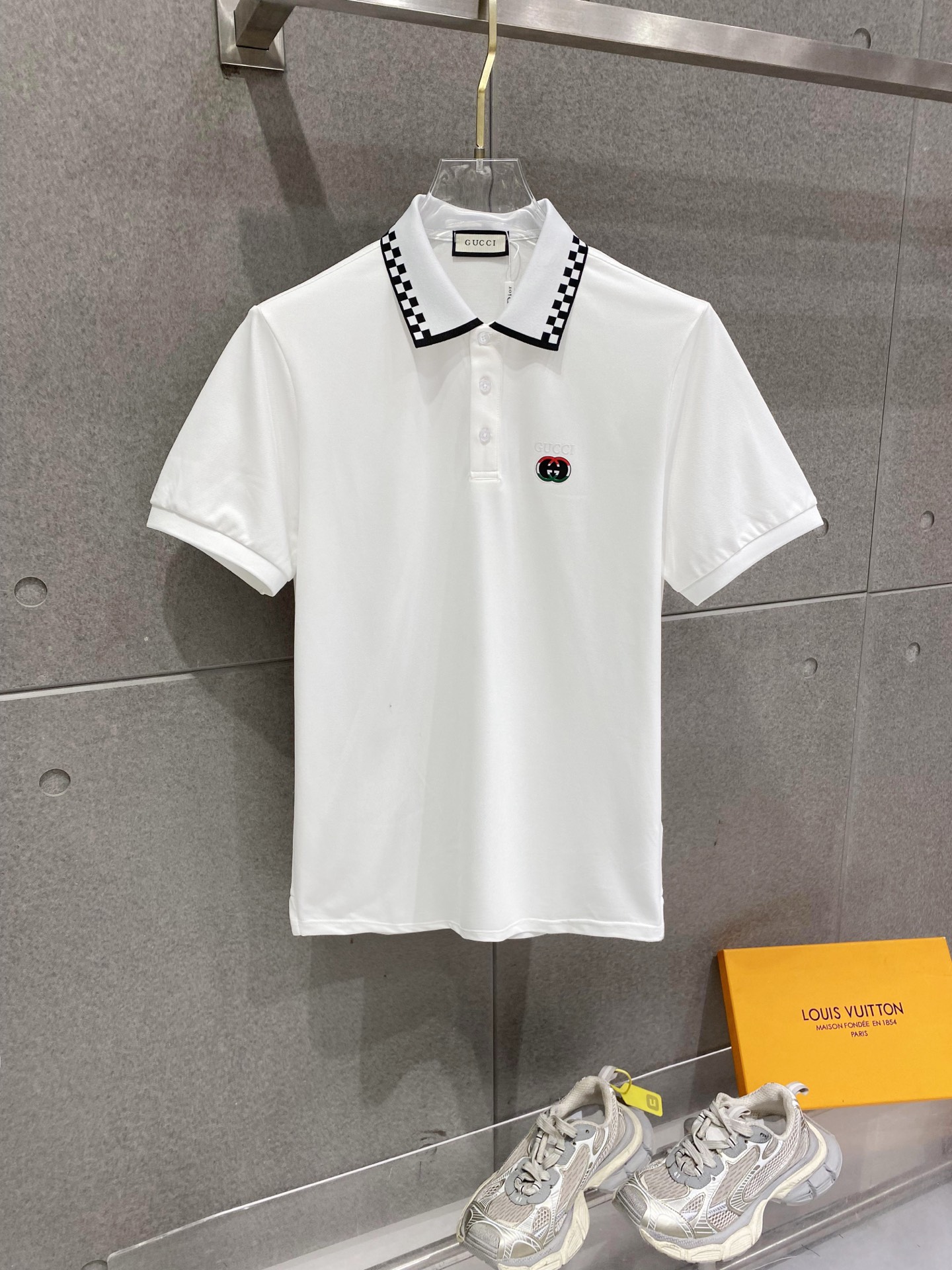 NO:760042,GUCCI Gucci, 2026 spring and summer new style lapel polo short-sleeved shirt. Simple, fashionable and versatile. Logo embroidery design on the chest. Contrast color sleeve neckline. Eye-catching and slimming. Threaded knitted neckline. Custom imported double-ply mercerized pique fabric. Comfortable to wear. Breathable. Very wide version. High-grade and textured. Fashionable and casual. Good-looking and easy to match. Sizes M-3XL,,gucci,gucci,T-shirt,19860909GUCCI古驰,2026春夏新款翻领Polo衫短袖 简洁时尚百搭 胸前logo刺绣设计 撞色袖领口 吸睛显瘦 螺纹针织领口 定制进口双股丝光珠地面料 穿着舒适 透气 版型挺阔 档次高有质感 时尚休闲 好看好搭 尺码M-3XL,,gucci,gucci,T-shirt,,Men's clothing