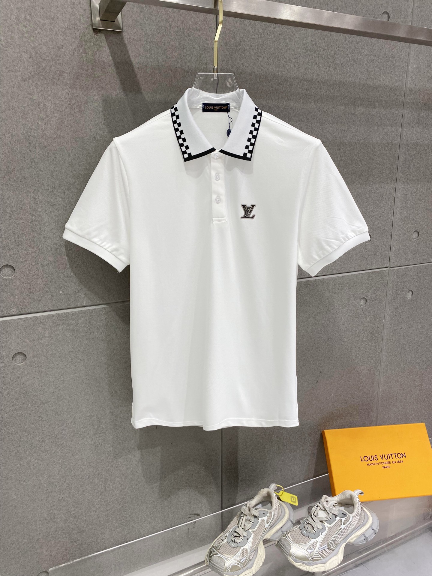 NO:760054,LV, 2026 spring and summer new style lapel polo shirt short-sleeved, simple, fashionable and versatile, logo embroidery design on the chest, contrasting sleeves and neckline, eye-catching and slimming, threaded knitted neckline, custom imported double-strand mercerized pique fabric, comfortable to wear, breathable, wide version, high-grade and textured, fashionable and casual, good-looking and easy to match, size M-3XL, Louis Vuitton, T-shirt,19860909LV,2026春夏新款翻领Polo衫短袖 简洁时尚百搭 胸前logo刺绣设计 撞色袖领口 吸睛显瘦 螺纹针织领口 定制进口双股丝光珠地面料 穿着舒适 透气 版型挺阔 档次高有质感 时尚休闲 好看好搭 尺码M-3XL,,louis vuitton,T-shirt,,Men's clothing