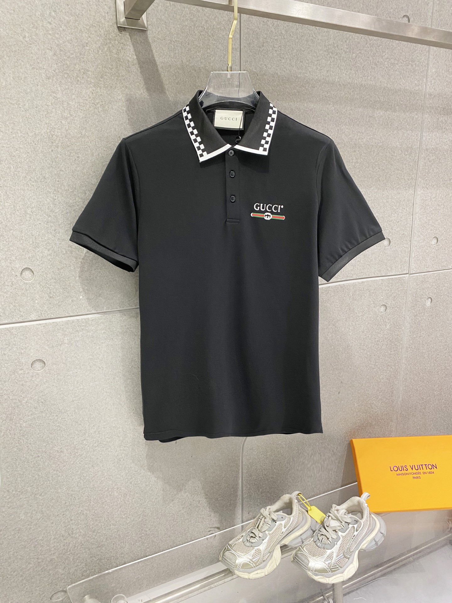 NO:760061,GUCCI Gucci, 2026 spring and summer new style lapel polo short-sleeved shirt. Simple, fashionable and versatile. Logo embroidery design on the chest. Contrast color sleeve neckline. Eye-catching and slimming. Threaded knitted neckline. Custom imported double-ply mercerized pique fabric. Comfortable to wear. Breathable. Very wide version. High-grade and textured. Fashionable and casual. Good-looking and easy to match. Sizes M-3XL,,gucci,gucci,T-shirt,19860909GUCCI古驰,2026春夏新款翻领Polo衫短袖 简洁时尚百搭 胸前logo刺绣设计 撞色袖领口 吸睛显瘦 螺纹针织领口 定制进口双股丝光珠地面料 穿着舒适 透气 版型挺阔 档次高有质感 时尚休闲 好看好搭 尺码M-3XL,,gucci,gucci,T-shirt,,Men's clothing