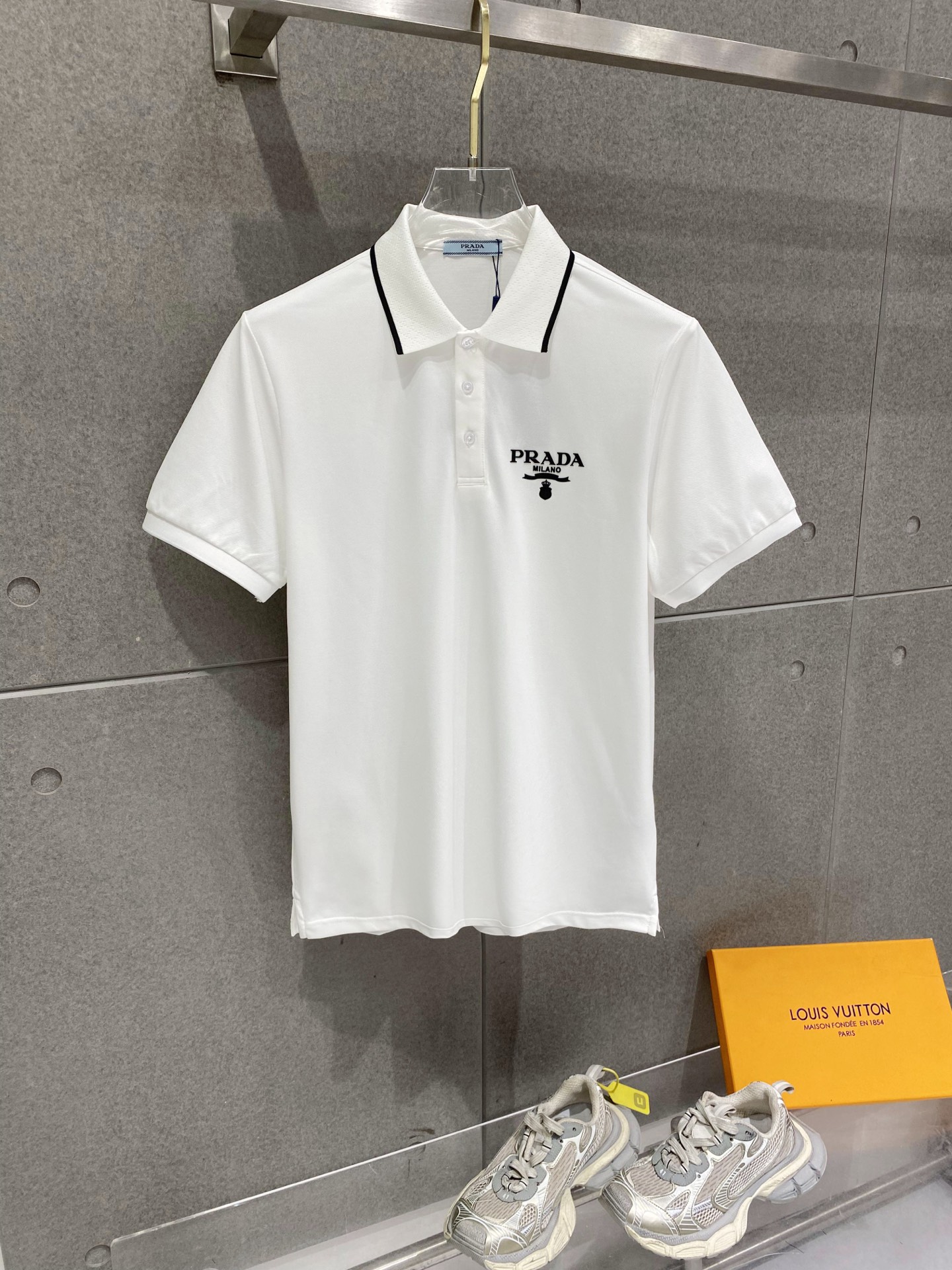 NO:760068,Prada, 2026 spring and summer new style lapel polo short-sleeved shirt, simple, fashionable and versatile, logo embroidery design on the chest, contrasting sleeve neckline, eye-catching and slimming, threaded knitted neckline, custom imported double-ply mercerized pique fabric, comfortable to wear, breathable, wide version, high-grade and textured, fashionable and casual, good-looking and easy to match, size M-3XL,, prada, prada, T-shirt,19860909Prada普拉达,2026春夏新款翻领Polo衫短袖 简洁时尚百搭 胸前logo刺绣设计 撞色袖领口 吸睛显瘦 螺纹针织领口 定制进口双股丝光珠地面料 穿着舒适 透气 版型挺阔 档次高有质感 时尚休闲 好看好搭 尺码M-3XL,,prada,prada,T-shirt,,Men's clothing