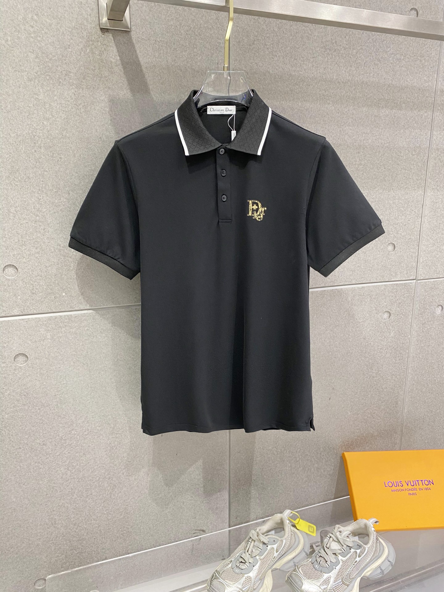 NO:760075,Dior Dior 2026ss spring and summer new style debut counter, jacquard neckline polo short-sleeved high-end custom design, avant-garde and fashionable design!  The brand logo is designed with heavy craftsmanship. It feels soft. It is comfortable to wear. It has exquisite counter-level stitching. It has fine workmanship. The upper body effect is incomparably handsome!  High-end quality counter original single lapel assistance, top-notch embroidery technology imported fabrics, counter models with unique designs, using imported high-end custom-made imported silk threads with a first-class feel!  On sale on the official website!  Size M-XXXL Color white, black, dior, dior, T-shirt,19860909Dior 迪奥 2026ss春夏新款首发专柜,领口提花polo短袖高端订制 设计前卫时尚！品牌logo重工艺设计 手感柔软.穿着舒适.专柜级别精致车线.做工精细.上身效果无敌帅气！高端品质专柜原单翻领援助,顶级制作绣花工艺进口面料,专柜款独特设计,采用进口高端订制进口丝线手感一流！官网在售！ 码数M-XXXL 颜色白色,黑色,,dior,dior,T-shirt,,Men's clothing