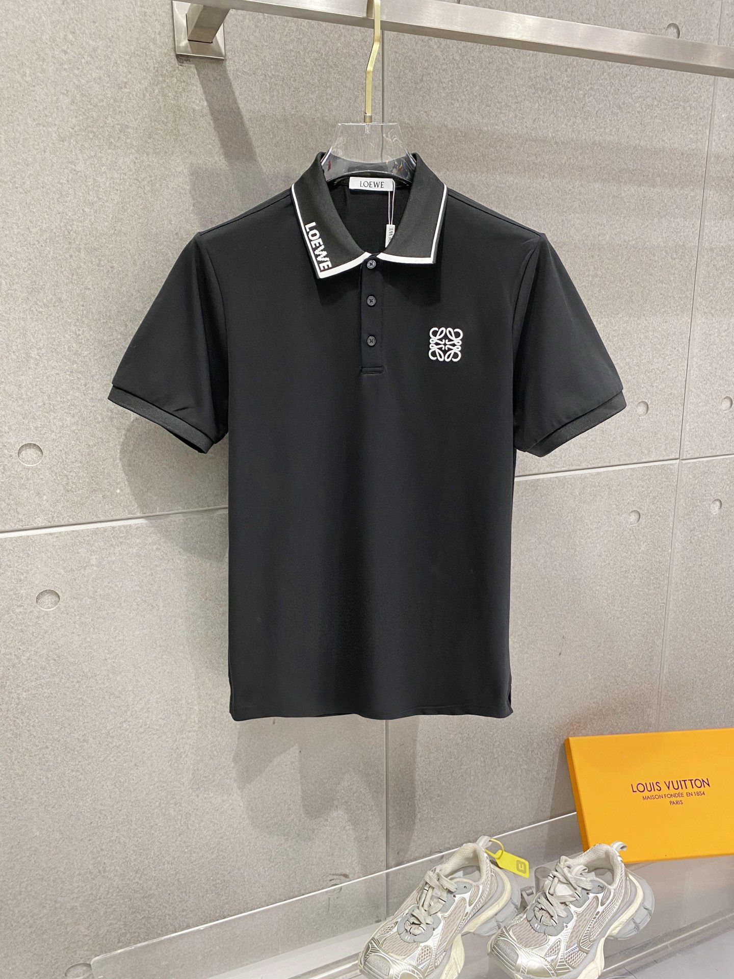 NO:760082,loewe 2026ss new summer logo men's lapel polo shirt!  Classic business men's style, the ceiling-level business men's style of high-end men's clothing!  Simple and fashionable yet elegant, it looks great when worn alone, and quality control/details control can be taken away with your eyes closed. It is low-key, luxurious and connotative!  The custom-woven mesh pique cotton fabric supplied by the customer is carefully made. The mesh texture is evenly arranged on the surface of the fabric. It has excellent breathability and heat dissipation and perspiration. The upper body comfort is completely better than ordinary single-sided jersey tissue!  The classic brand LOGO on the chest is made with top-notch craftsmanship. The LOGO is three-dimensional, clear and full, and has extraordinary texture. Whether it is worn as an inner layer or worn alone, it is a classic product!  The exquisite tailoring process, every detail is handled very standard and delicately, which cannot be compared with other low-end products on the market. It is a must-have basic and versatile Polo shirt for men!  Size M-3XL Color white, black,, loewe, loewe,19860909loewe 罗意威 2026ss夏季新款 logo男士翻领Polo衫！经典商务男款,高端男装的天花板级别的商务男款！简约时尚大气不失优雅,单穿内搭体面过人,品质控/细节控的闭眼带走,低调又奢华有内涵！ 客供定织网眼珠地棉布精心制成,面料表面排列均匀整齐的网眼纹理,透气性和散热排汗性极佳,上身舒适程度完全优于普通单面汗布组织！胸前经典的品牌LOGO标识,采用顶级工艺打造,LOGO立体清晰饱满,质感非凡的特质,无论是内搭还是单穿都是一款经典领域的产品！精妙绝伦的裁剪工艺,每一个细节处理的非常标准细腻,非市面一般LOW货可以媲美的,男士必入基础百搭款Polo衫推荐！ 尺码M-3XL 颜色白色,黑色,,loewe,loewe,,Men's clothing