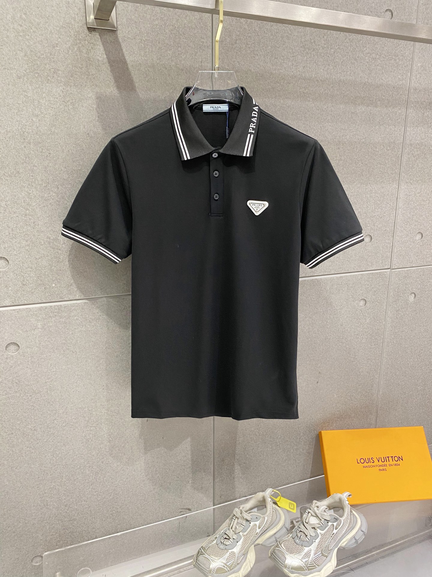 NO:760090,PRADA 2026ss new summer logo men's lapel Polo shirt!  Classic business men's style, the ceiling-level business men's style of high-end men's clothing!  Simple and fashionable yet elegant, it looks great when worn alone, and quality control/details control can be taken away with your eyes closed. It is low-key, luxurious and connotative!  The custom-woven mesh pique cotton fabric supplied by the customer is carefully made. The mesh texture is evenly arranged on the surface of the fabric. It has excellent breathability and heat dissipation and perspiration. The upper body comfort is completely better than ordinary single-sided jersey tissue!  The classic brand LOGO on the chest is made with top-notch craftsmanship. The LOGO is three-dimensional, clear and full, and has extraordinary texture. Whether it is worn as an inner layer or worn alone, it is a classic product!  The exquisite tailoring process, every detail is handled very standard and delicately, which cannot be compared with other low-end products on the market. It is a must-have basic and versatile Polo shirt for men!  Size M-3XL Color white, black, prada, prada,19860909PRADA 普拉达 2026ss夏季新款 logo男士翻领Polo衫！经典商务男款,高端男装的天花板级别的商务男款！简约时尚大气不失优雅,单穿内搭体面过人,品质控/细节控的闭眼带走,低调又奢华有内涵！ 客供定织网眼珠地棉布精心制成,面料表面排列均匀整齐的网眼纹理,透气性和散热排汗性极佳,上身舒适程度完全优于普通单面汗布组织！胸前经典的品牌LOGO标识,采用顶级工艺打造,LOGO立体清晰饱满,质感非凡的特质,无论是内搭还是单穿都是一款经典领域的产品！精妙绝伦的裁剪工艺,每一个细节处理的非常标准细腻,非市面一般LOW货可以媲美的,男士必入基础百搭款Polo衫推荐！ 尺码M-3XL 颜色白色,黑色,,prada,prada,,Men's clothing