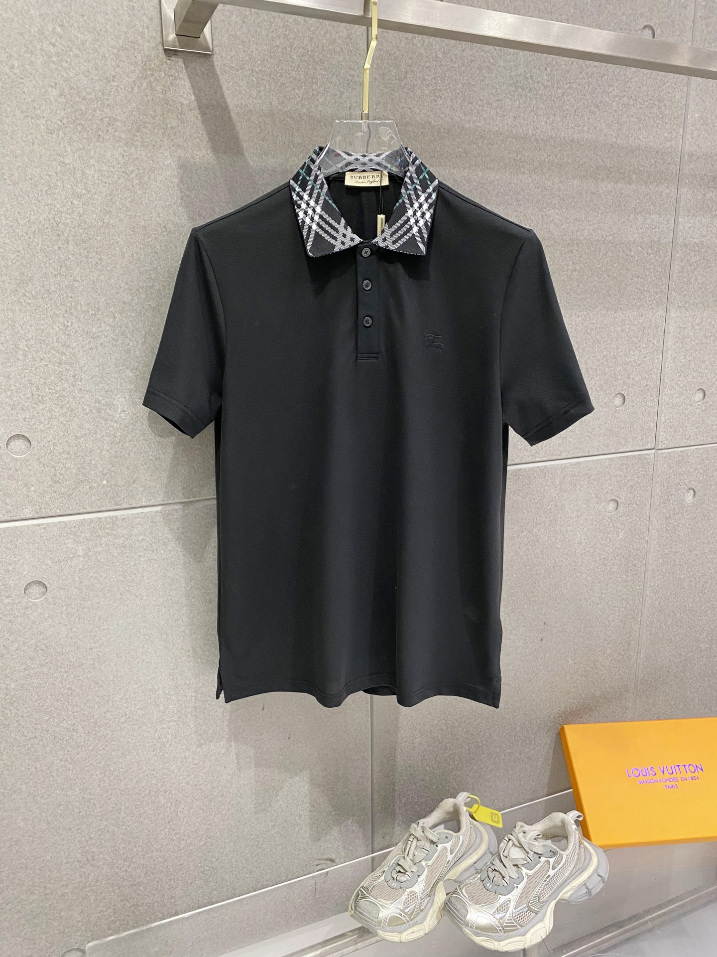 NO:760098,BBR* Burberry. 2026 new spring and summer original men's lapel polo shirt short-sleeved T-shirt. On sale at the same time. Popular style. Simple, fashionable and versatile. High-end quality. Embroidered logo pattern on the chest. Customized imported double-ply piqué cotton fabric. Comfortable to wear. Breathable. High-grade and textured. Simple and decent. Fashionable without losing personality. The upper body is casual and casual. Handsome and stylish, showing the temperament of a big brand. Size M-3XL  Color white, black, burberry, T-shirt, tees, t-shirt,19860909BBR*巴宝莉.2026春夏新款原单男士翻领Polo衫短袖T恤 柜台同步发售 爆款 简洁时尚百搭 高端品质 胸前刺绣logo图案设计 定制进口双股珠地纯棉面料 穿着舒适 透气 档次高很有质感 简单大方得体 时尚不失个性 上身休闲随性 帅气有型 彰显大牌气质. 尺码M-3XL 颜色白色,黑色,,burberry,T-shirt,tees，t-shirt,,Men's clothing