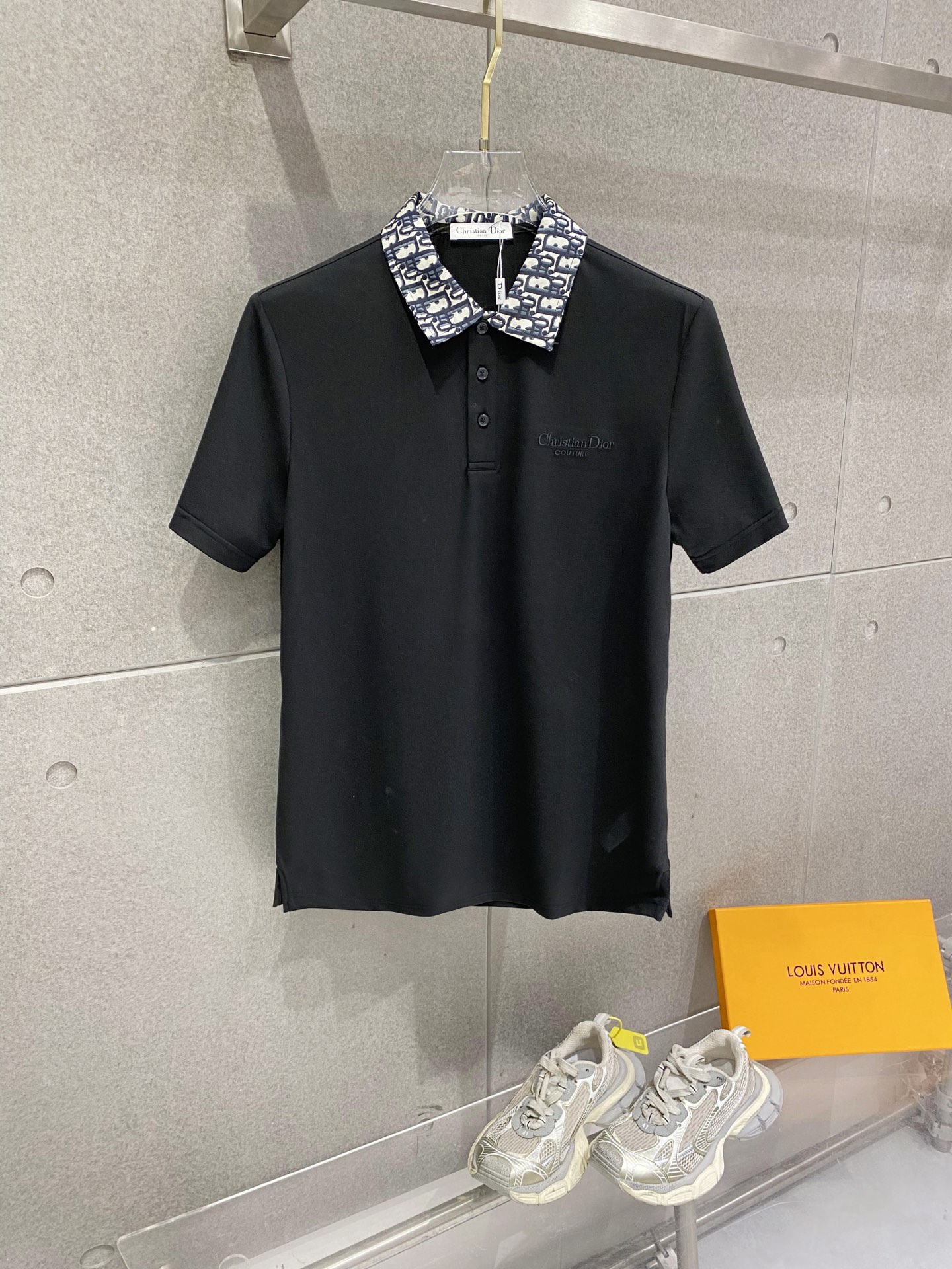 NO:760103,Dior Dior 2026ss spring and summer new style debut counter, jacquard neckline polo short-sleeved high-end custom design, avant-garde and fashionable design!  The brand logo is designed with heavy craftsmanship. It feels soft. It is comfortable to wear. It has exquisite counter-level stitching. It has fine workmanship. The upper body effect is incomparably handsome!  High-end quality counter original single lapel assistance, top-notch embroidery technology imported fabrics, counter models with unique designs, using imported high-end custom-made imported silk threads with a first-class feel!  On sale on the official website!  Size M-XXXL Color white, black, dior, dior, T-shirt,19860909Dior 迪奥 2026ss春夏新款首发专柜,领口提花polo短袖高端订制 设计前卫时尚！品牌logo重工艺设计 手感柔软.穿着舒适.专柜级别精致车线.做工精细.上身效果无敌帅气！高端品质专柜原单翻领援助,顶级制作绣花工艺进口面料,专柜款独特设计,采用进口高端订制进口丝线手感一流！官网在售！ 码数M-XXXL 颜色白色,黑色,,dior,dior,T-shirt,,Men's clothing