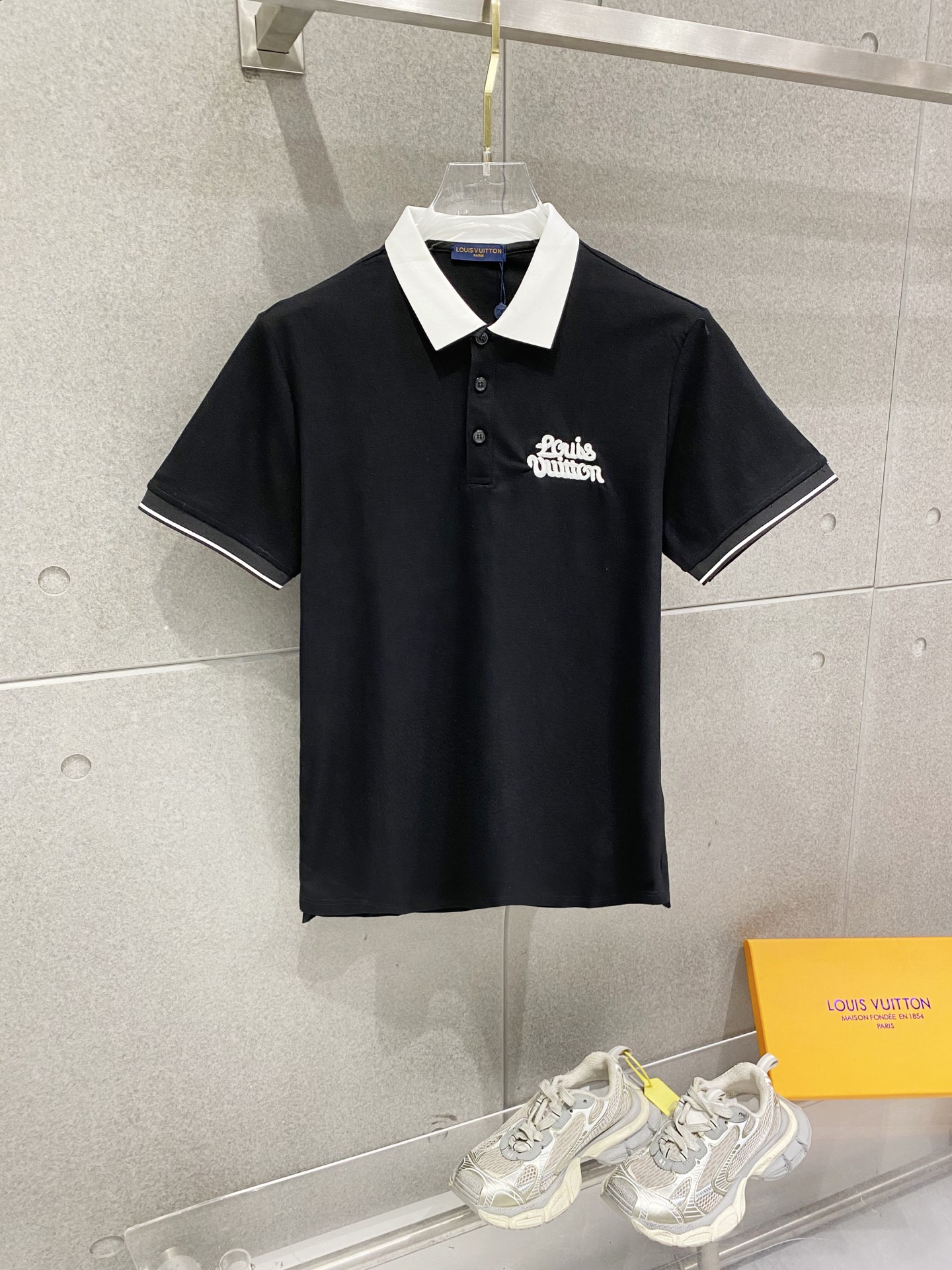 NO:760005,LV* slim fit M-XXXL 2026 spring and summer latest contrast color polo short sleeves, high-end quality counter original lapel assistance, top-notch embroidery technology imported fabrics, counter model unique design, imported high-end custom-made imported silk thread with first-class feel!  On sale on the official website!  Size M-XXXL,,louis vuitton,T-shirt,19860909LV*修身版型M-XXXL 2026春夏最新撞色polo短袖,高端品质专柜原单翻领援助,顶级制作绣花工艺进口面料,专柜款独特设计,采用进口高端订制进口丝线手感一流！官网在售！码数M-XXXL,,louis vuitton,T-shirt,,Men's clothing