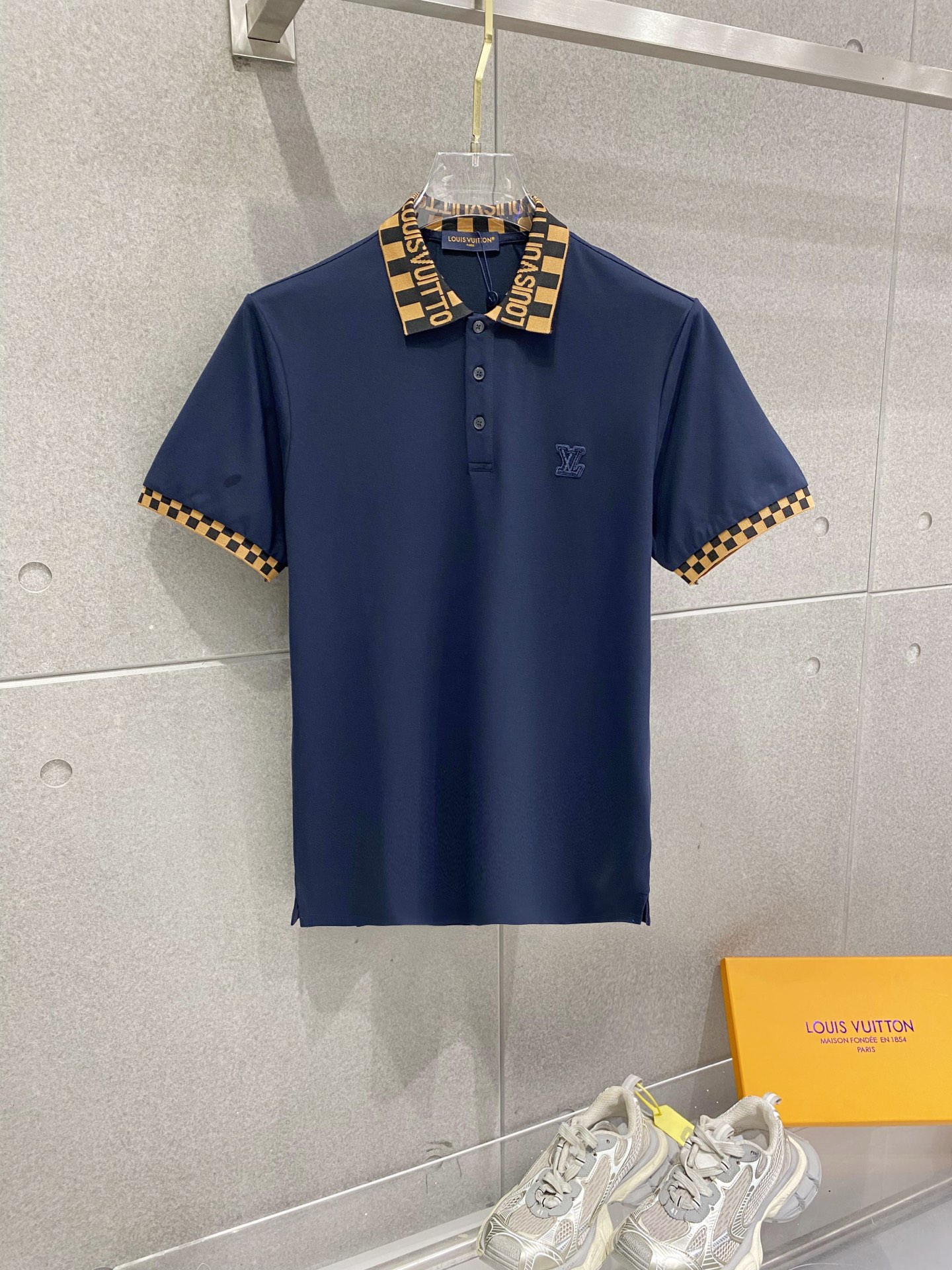 NO:760055,LV* Slim fit M-XXXL 2026 spring and summer latest collar jacquard lapel short sleeves, high-end quality counter original lapel assistance, top-notch embroidery technology imported fabrics, counter model unique design, imported high-end custom-made imported silk thread with first-class feel!  On sale on the official website!  Size M-XXXL,,louis vuitton,T-shirt,19860909LV*修身版型M-XXXL 2026春夏最新领口提花翻领短袖,高端品质专柜原单翻领援助,顶级制作绣花工艺进口面料,专柜款独特设计,采用进口高端订制进口丝线手感一流！官网在售！码数M-XXXL,,louis vuitton,T-shirt,,Men's clothing