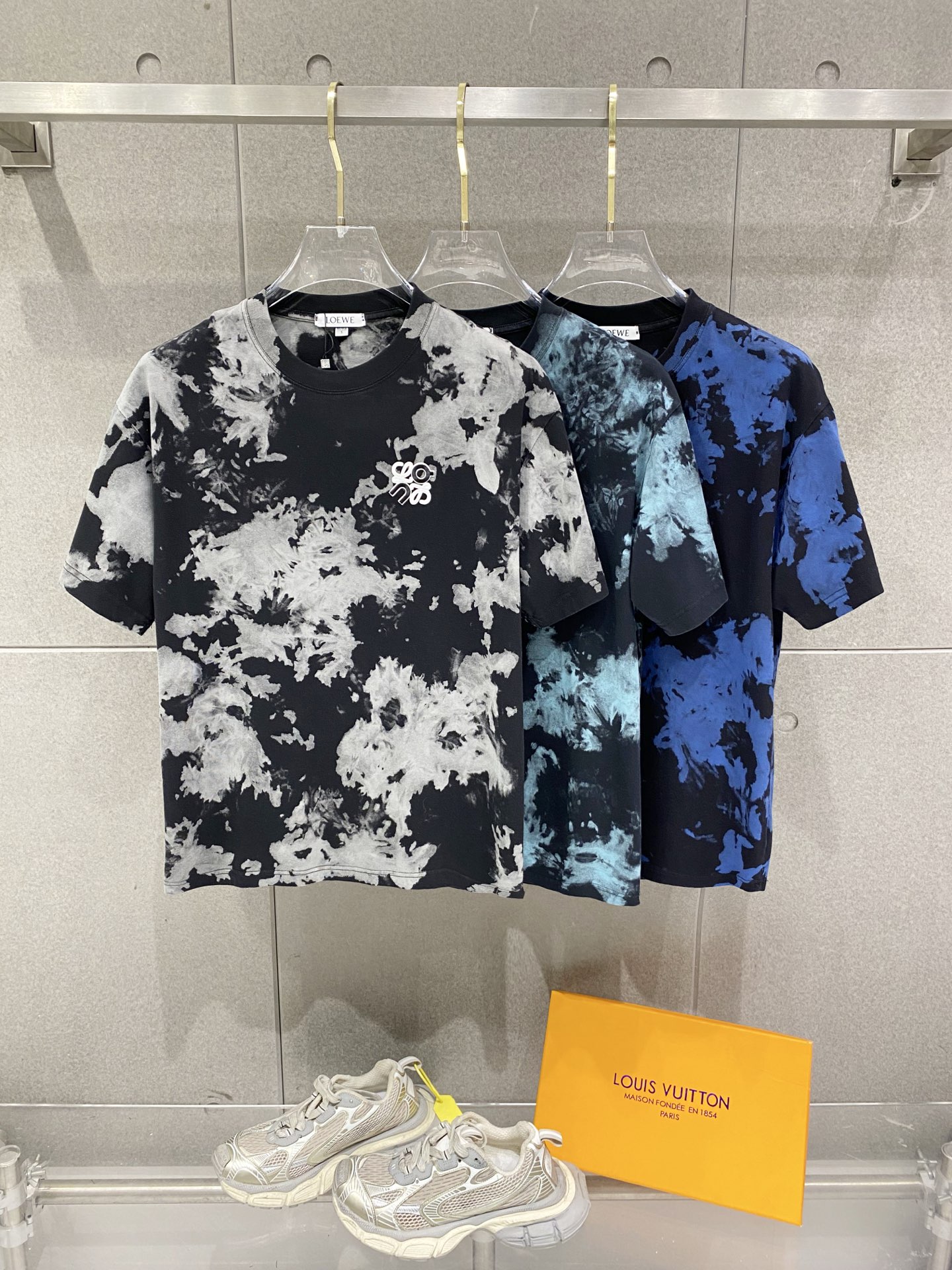 P85 Loewe loewe, nueva temporada primavera-verano camiseta de manga corta con tie-dye y bordado, tejida con hilo de alg…