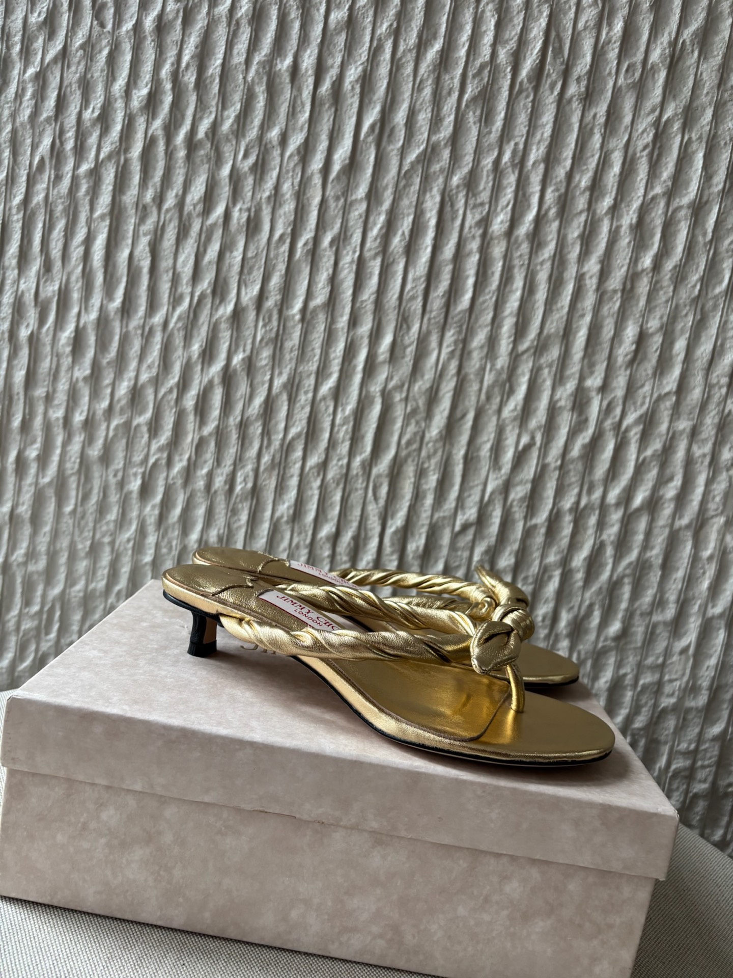 Золотые босоножки Jimmy Choo с бантом