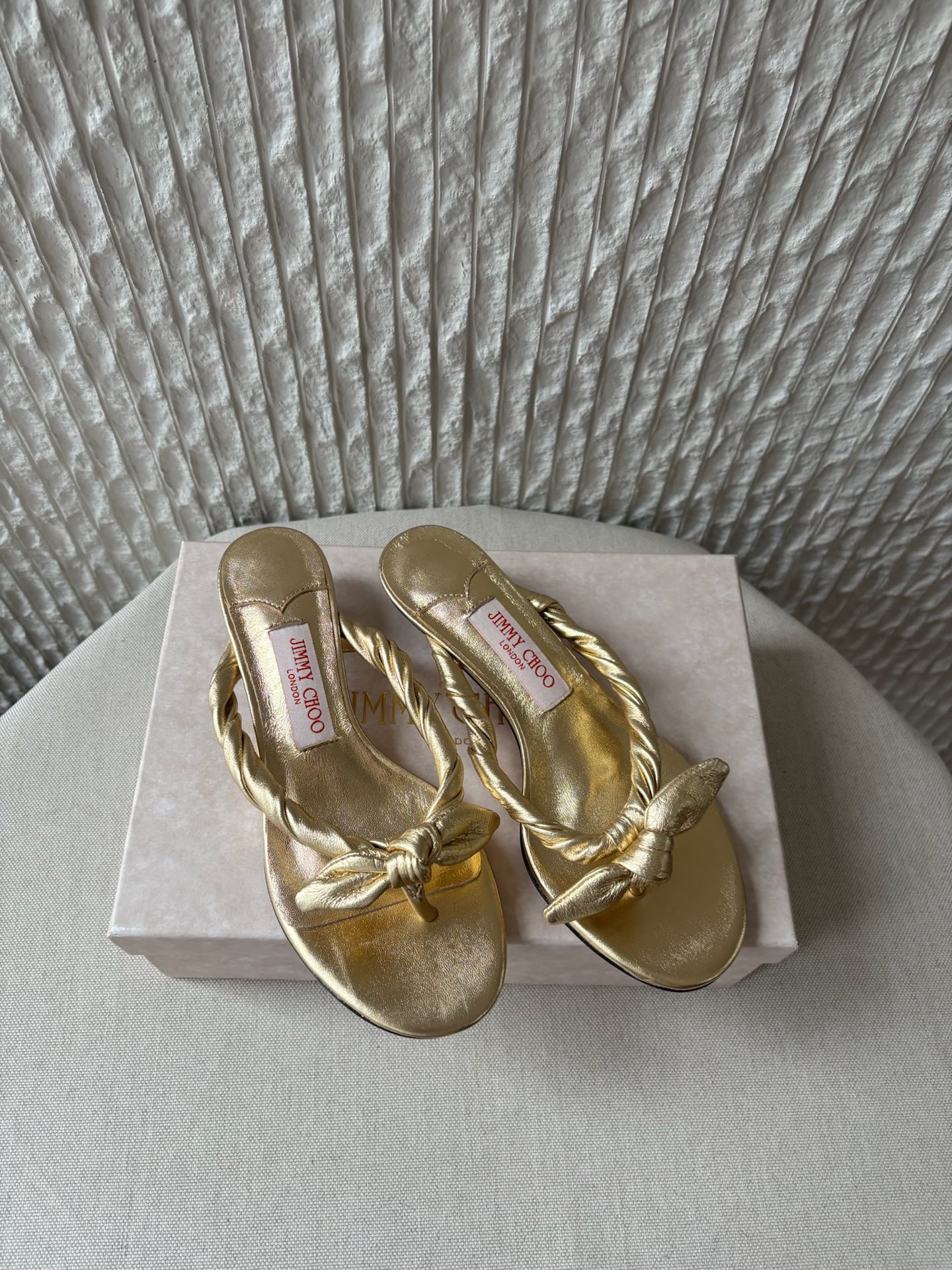 Золотые босоножки Jimmy Choo с бантом