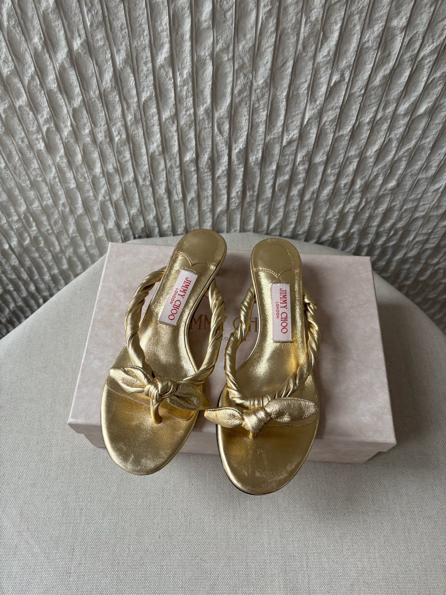 Золотые босоножки Jimmy Choo с бантом